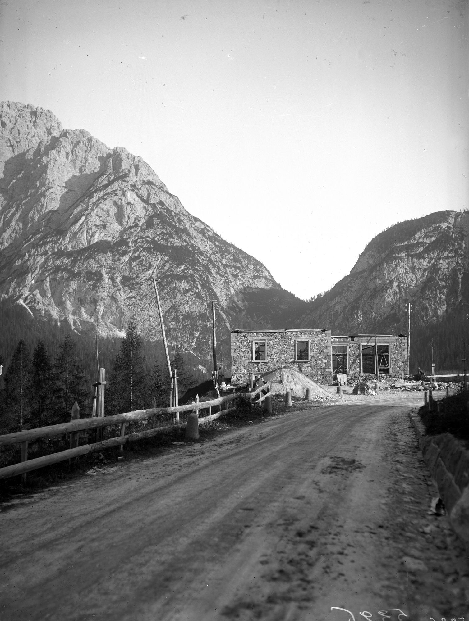 Sappada. Villa Pilla Solero in costruzione e contestata da parte della Sopraintendenza (negativo) di Gabinetto fotografico (XX)