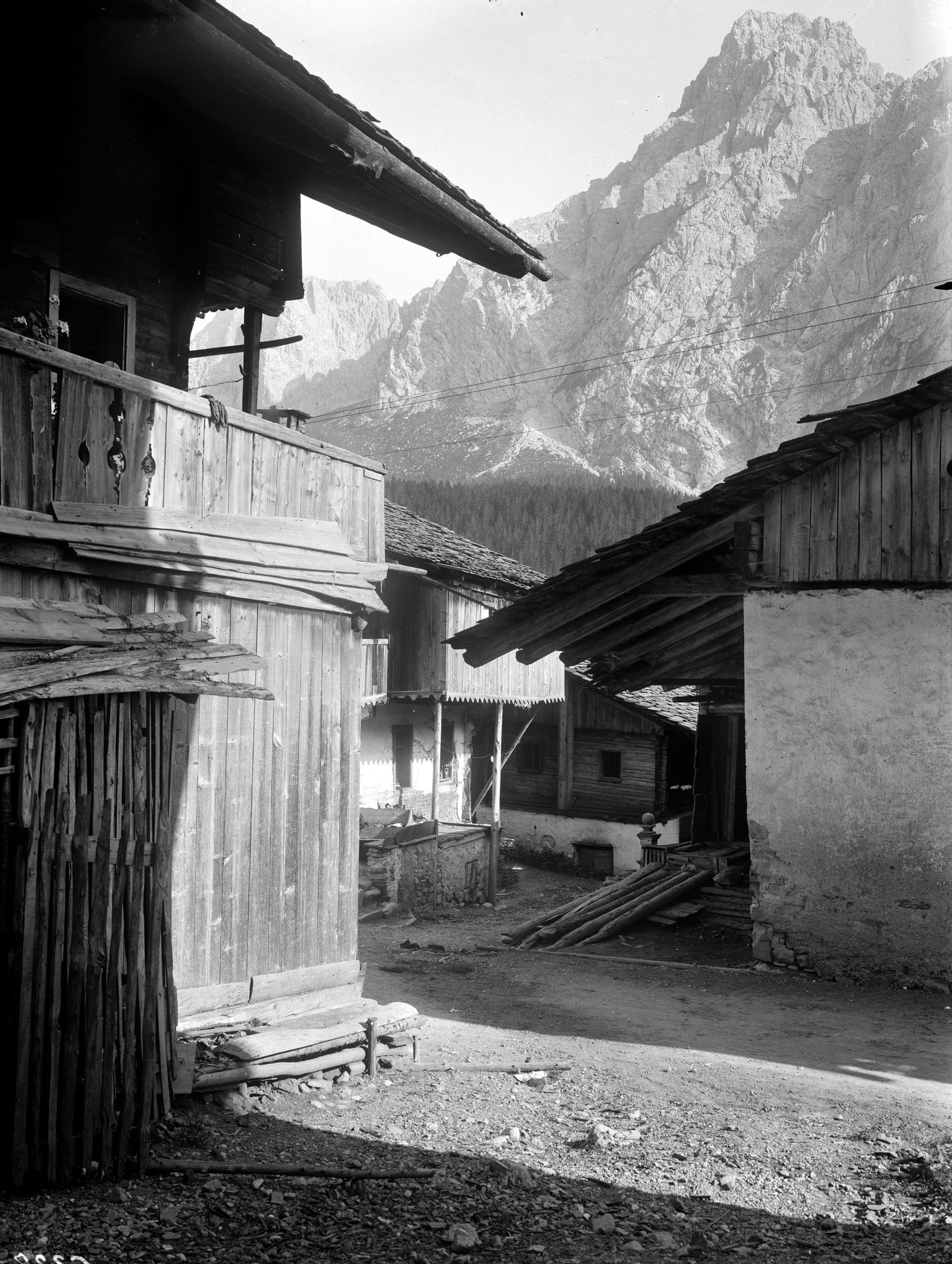 Sappada. Case tipiche varie di Granvilla-Millah-Villanova. Sappada (negativo) di Gabinetto fotografico (XX)