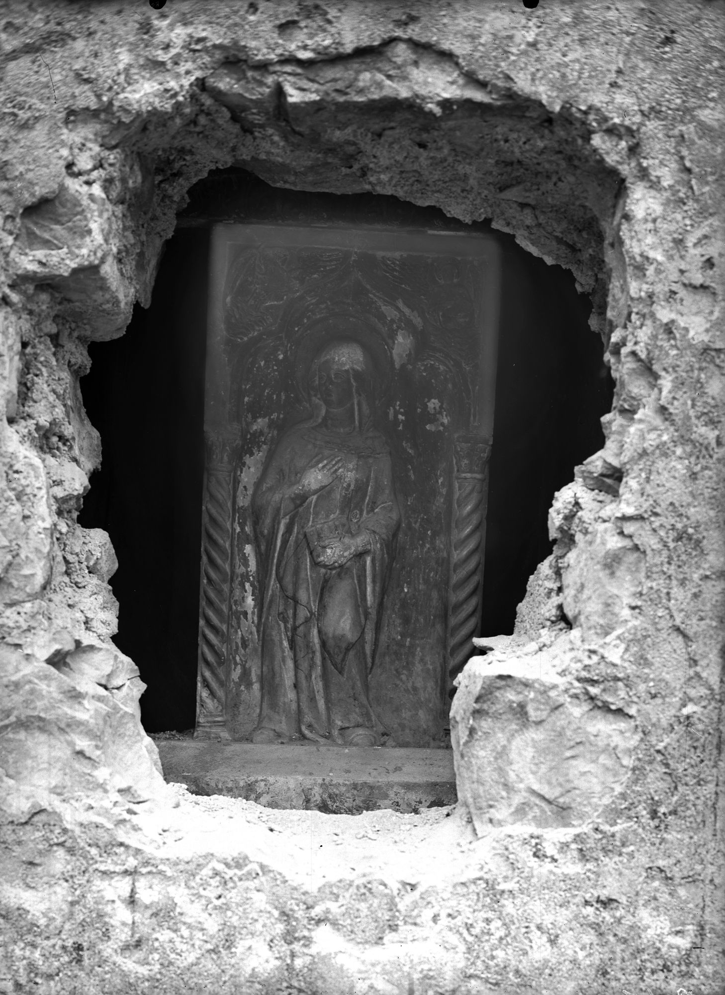 Chiesa Santa Giustina. Particolari del monumento a Riccardo VI da Camin. (negativo) di Fotog. Marino di Vittorio (XX)