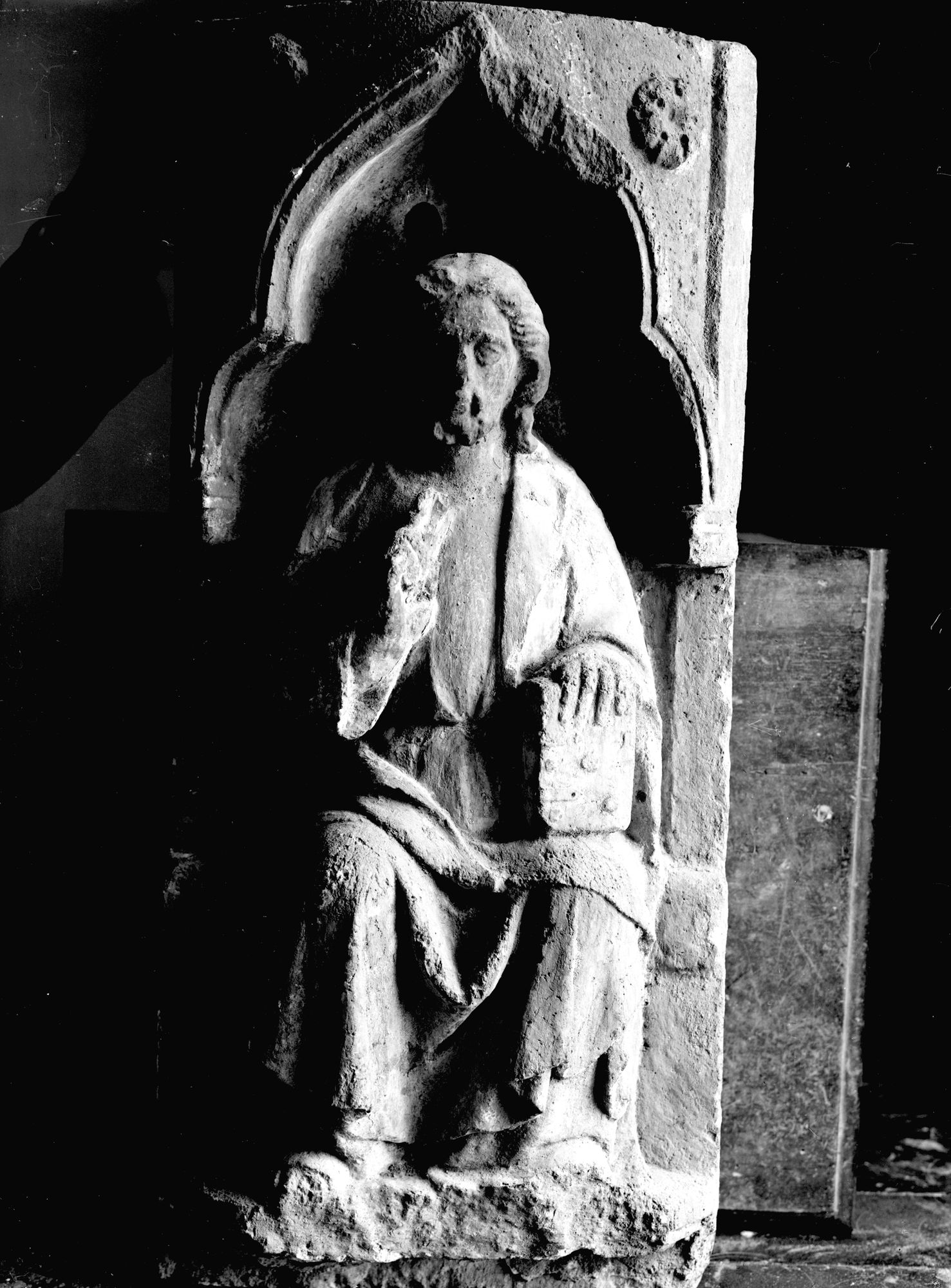 Chiesa Santa Giustina. Particolari del monumento a Riccardo VI da Camin. (negativo) di Fotog. Marino di Vittorio (XX)