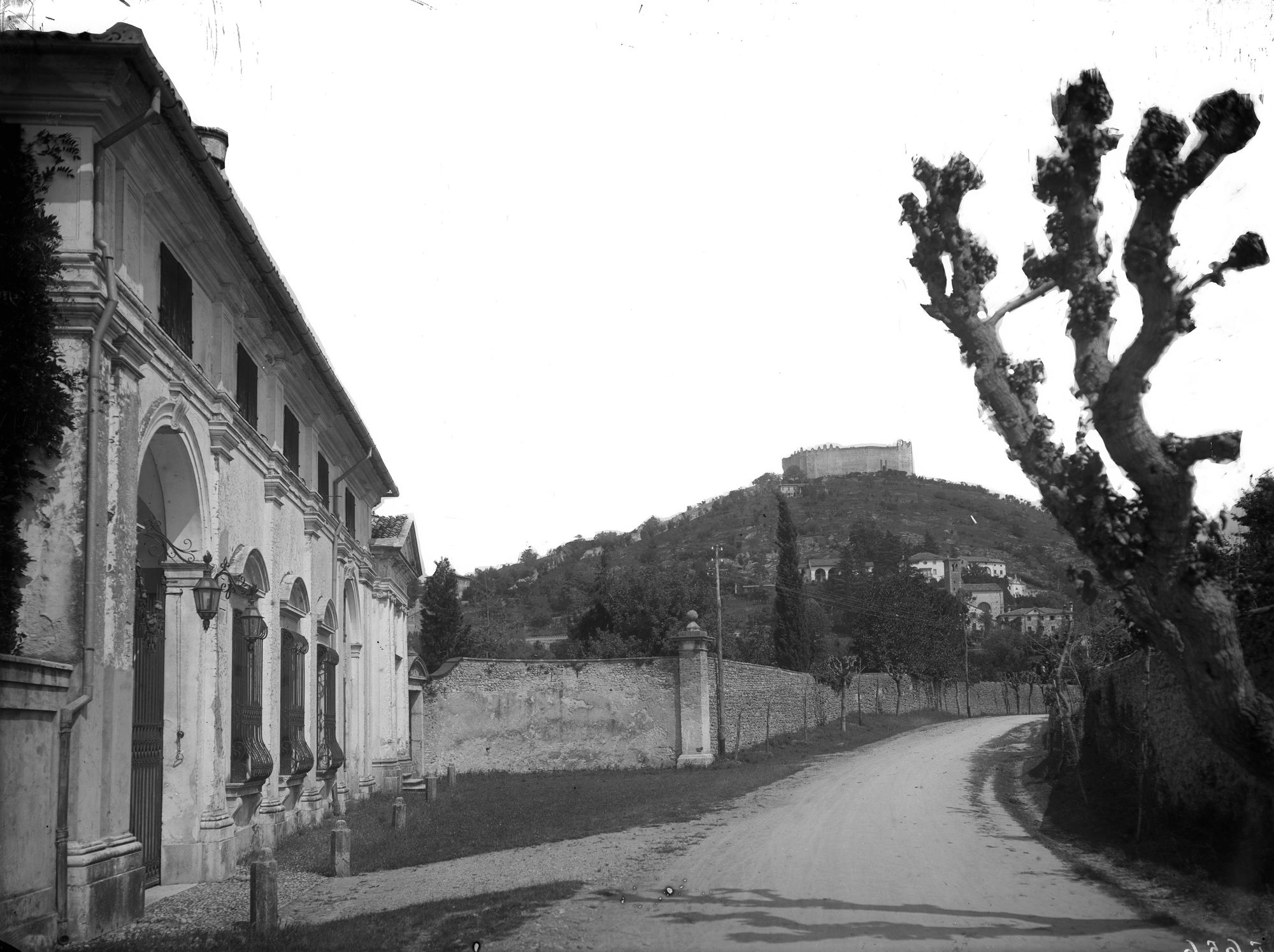 Asolo. La rocca esterna della villa ex Zeno ora Brisighella (negativo) di Gabinetto fotografico (XX)