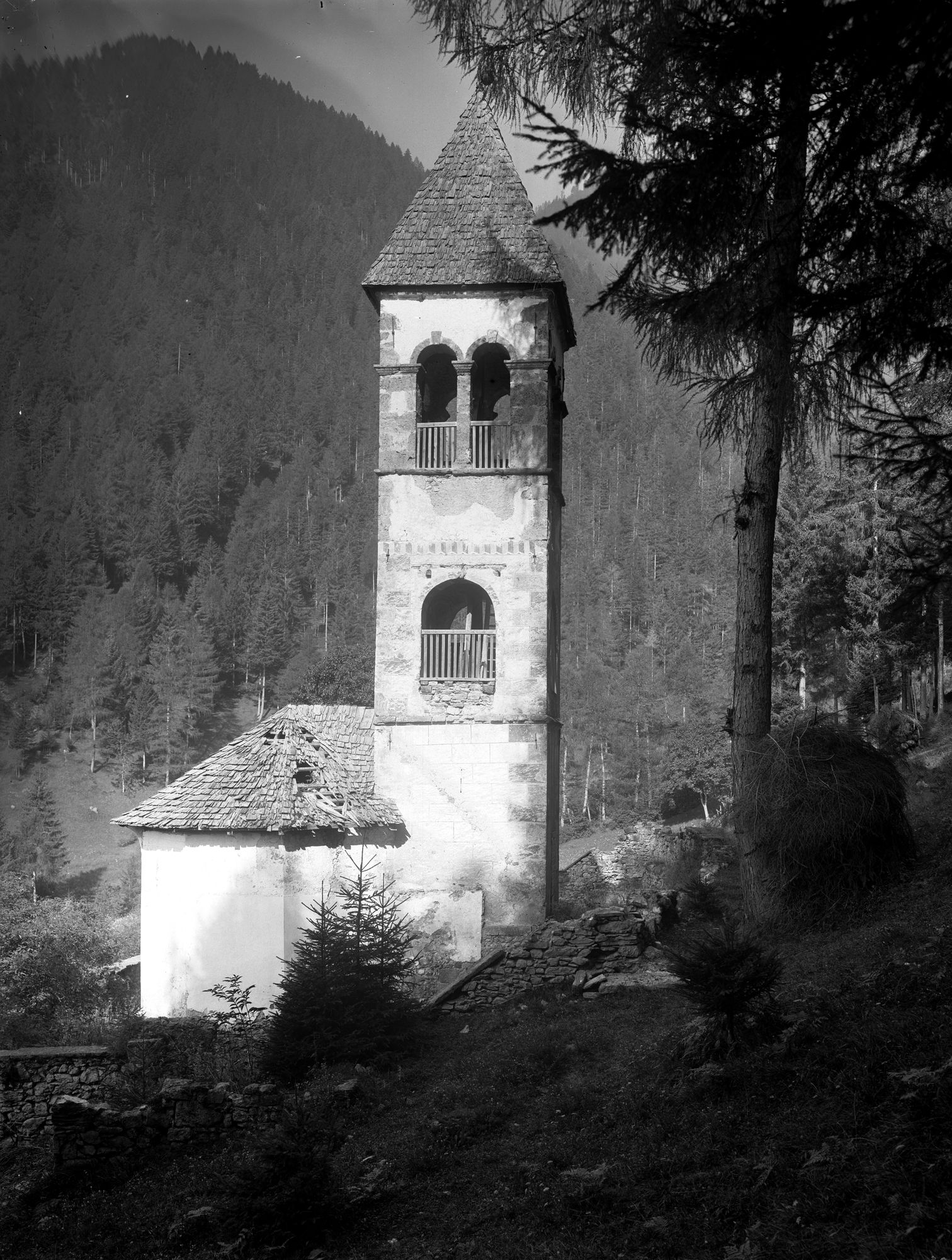 Nebbiù. Campanile e abside della chiesetta di San Bartolomeo (negativo) di Gabinetto fotografico (XX)