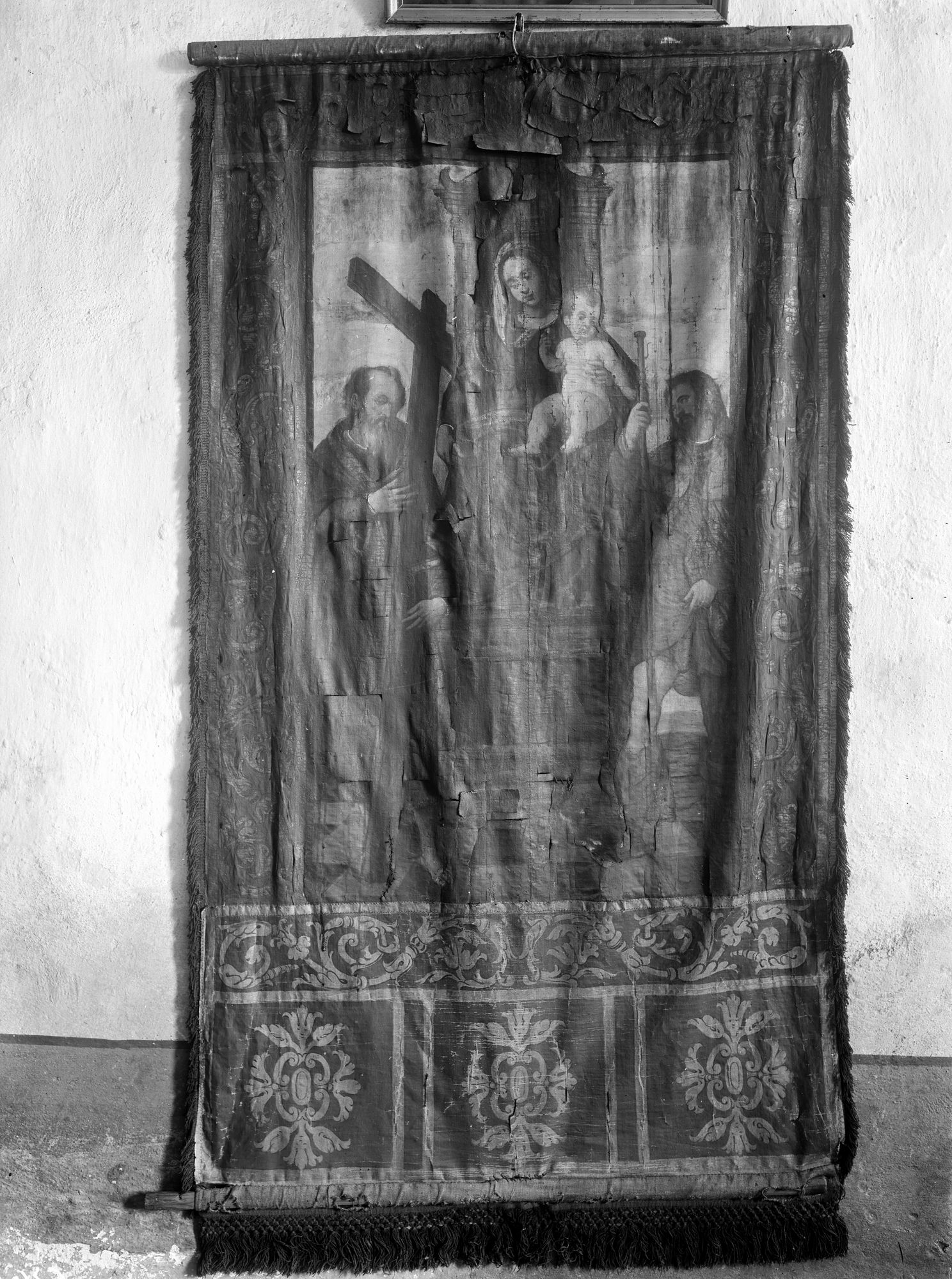 Damos Chiesa San Andrea. Camello in seta con la Madonna, San Andrea e San Rocco dipinto nel Sec. XVII (negativo) di Gabinetto fotografico (XX)