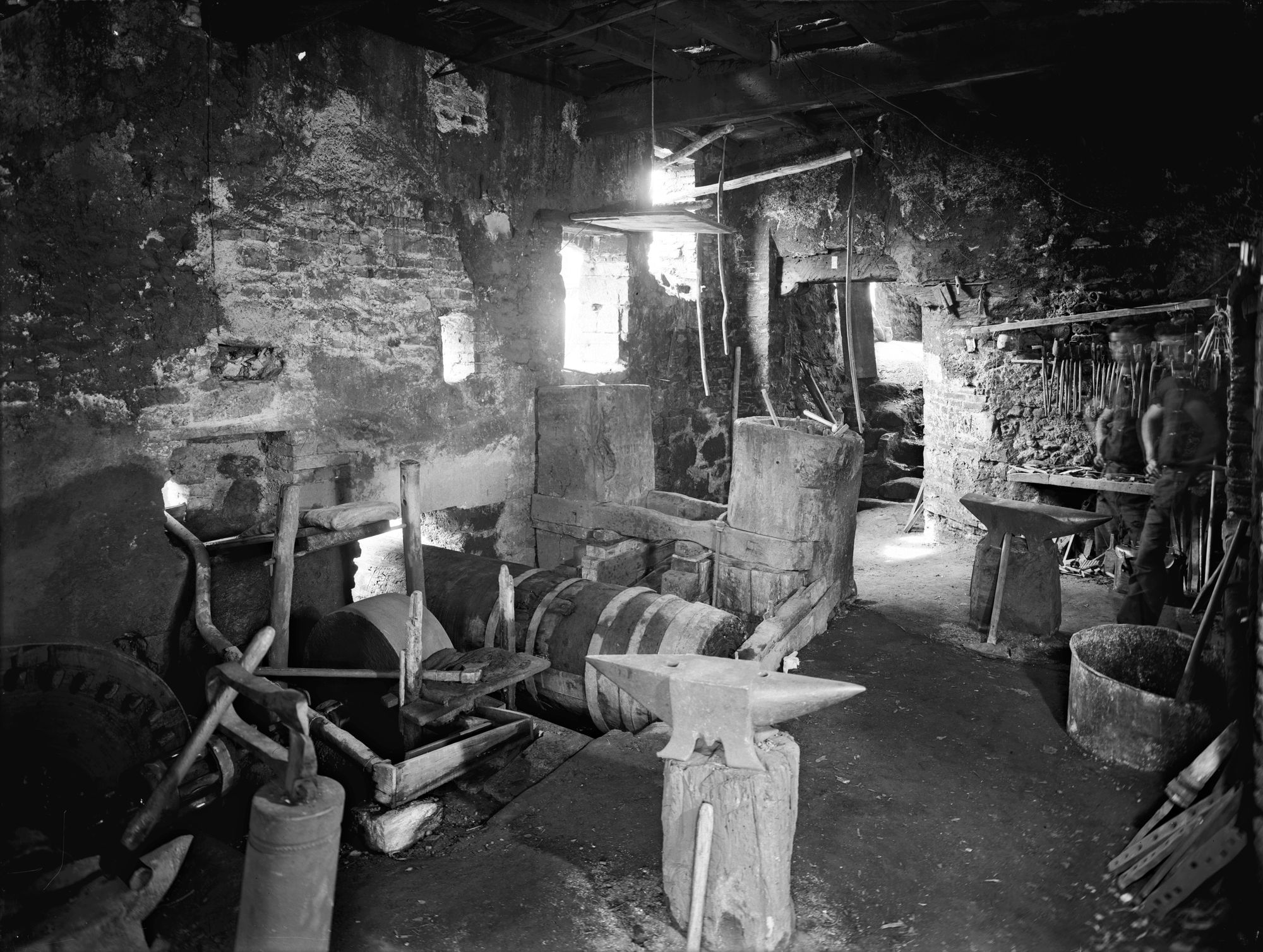 Pagnano d'Asolo. Veduta dell'esterno e dell'interno di una bottega fabbrile del sec. XV (negativo) di Gabinetto fotografico (XX)