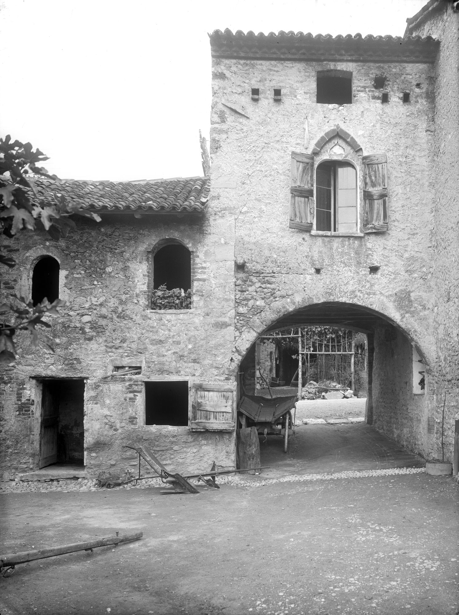 Pagnano d'Asolo. Veduta dell'esterno e dell'interno di una bottega fabbrile del sec. XV (negativo) di Gabinetto fotografico (XX)