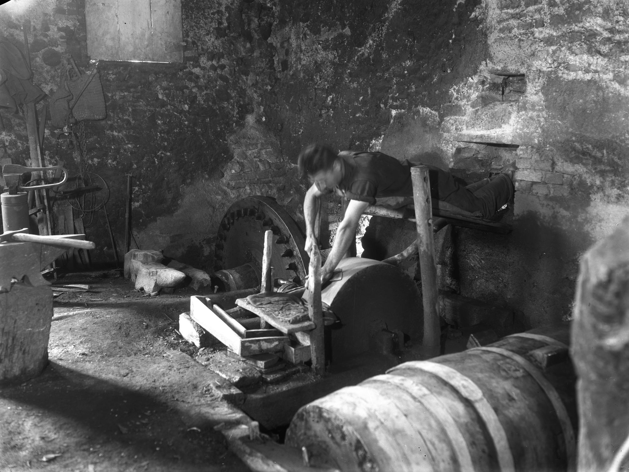 Pagnano d'Asolo. Veduta dell'esterno e dell'interno di una bottega fabbrile del sec. XV (negativo) di Gabinetto fotografico (XX)