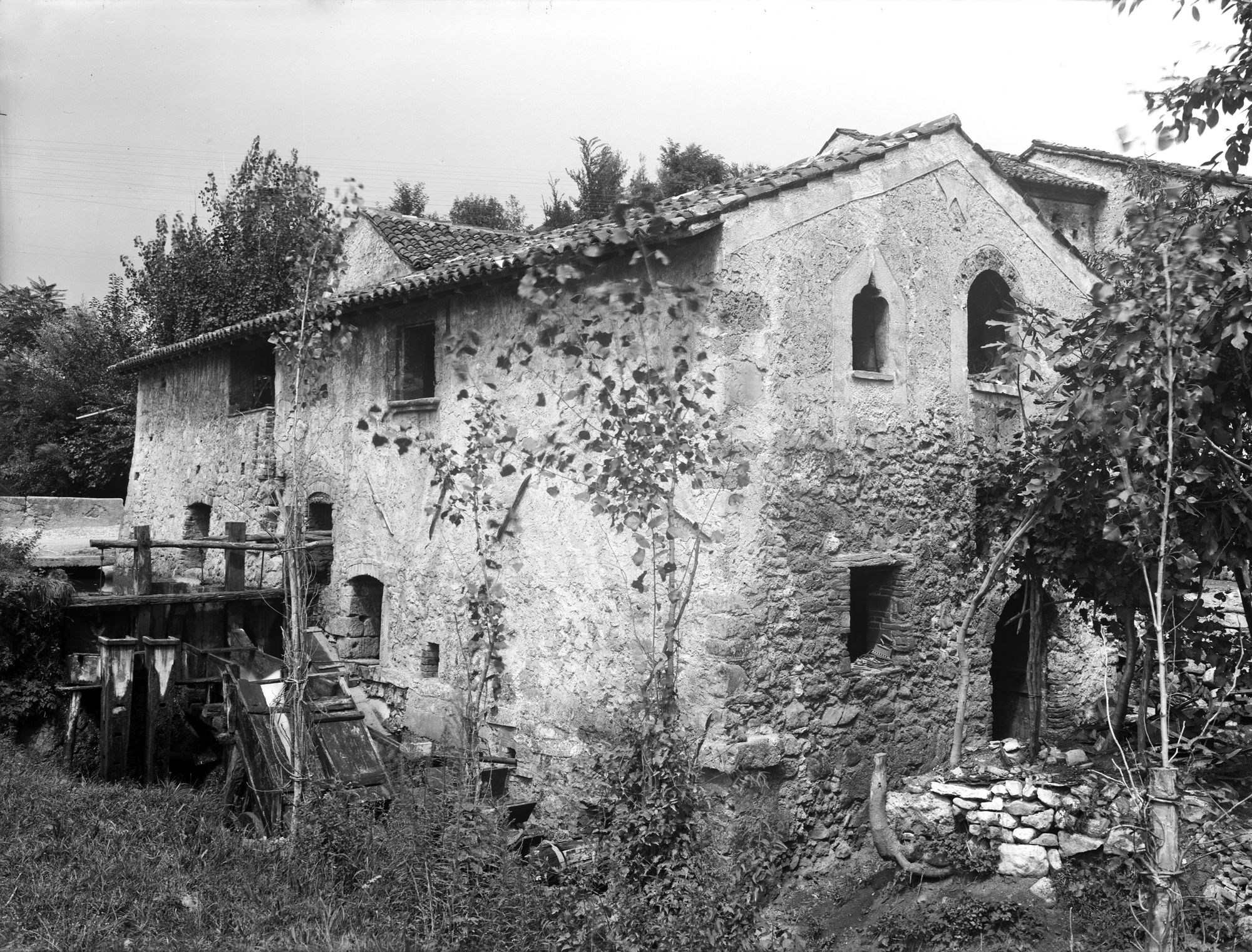 Pagnano d'Asolo. Veduta dell'esterno e dell'interno di una bottega fabbrile del sec. XV (negativo) di Gabinetto fotografico (XX)