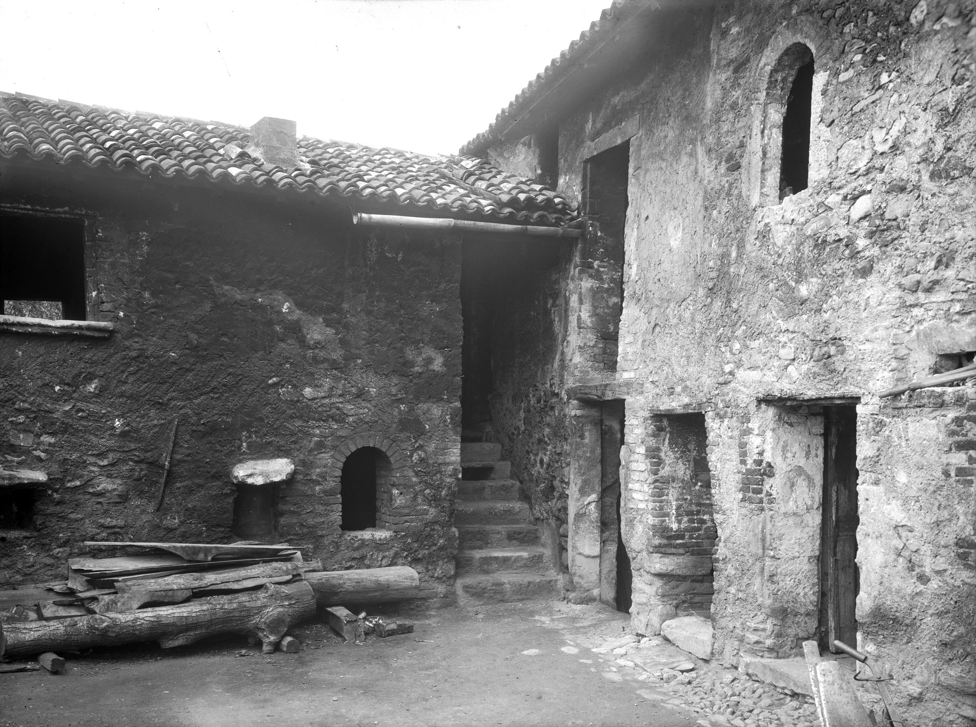 Pagnano d'Asolo. Veduta dell'esterno e dell'interno di una bottega fabbrile del sec. XV (negativo) di Gabinetto fotografico (XX)