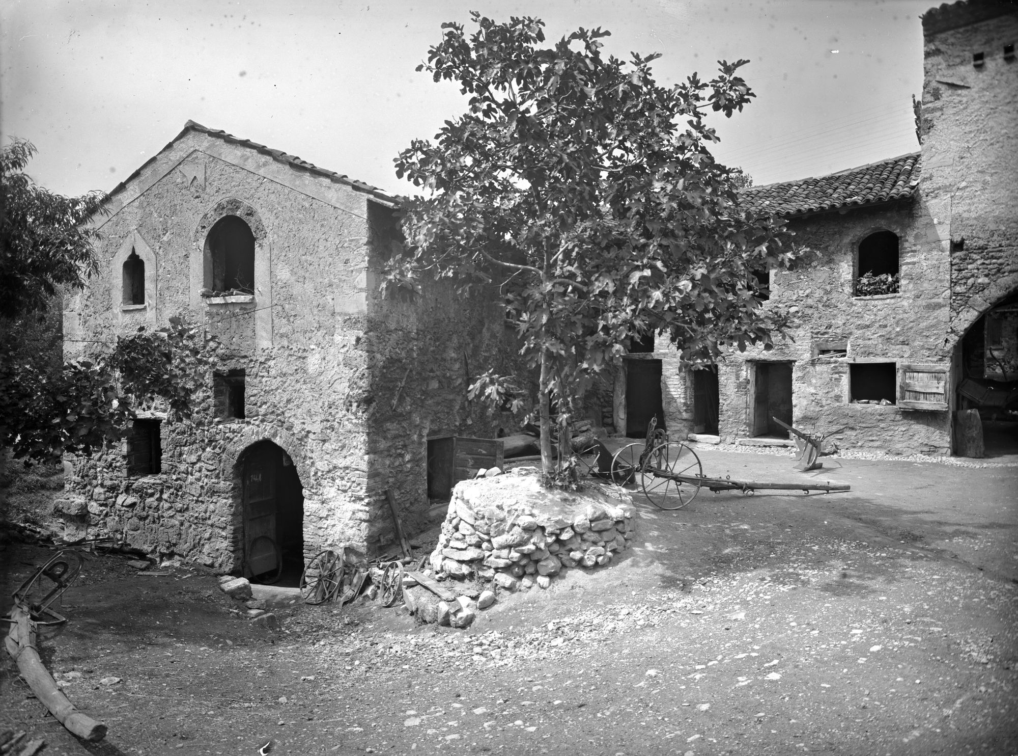 Pagnano d'Asolo. Veduta dell'esterno e dell'interno di una bottega fabbrile del sec. XV (negativo) di Gabinetto fotografico (XX)