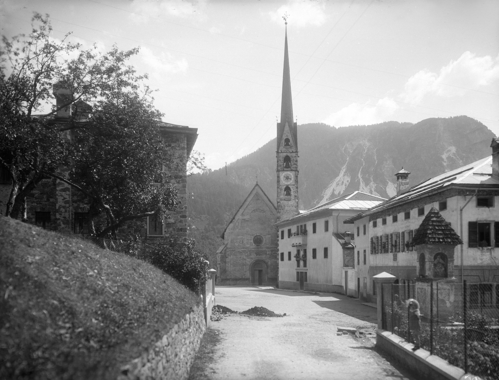 Pieve di Forno di Zoldo. Chiesa e paesaggio (negativo) di Gabinetto fotografico (XX)