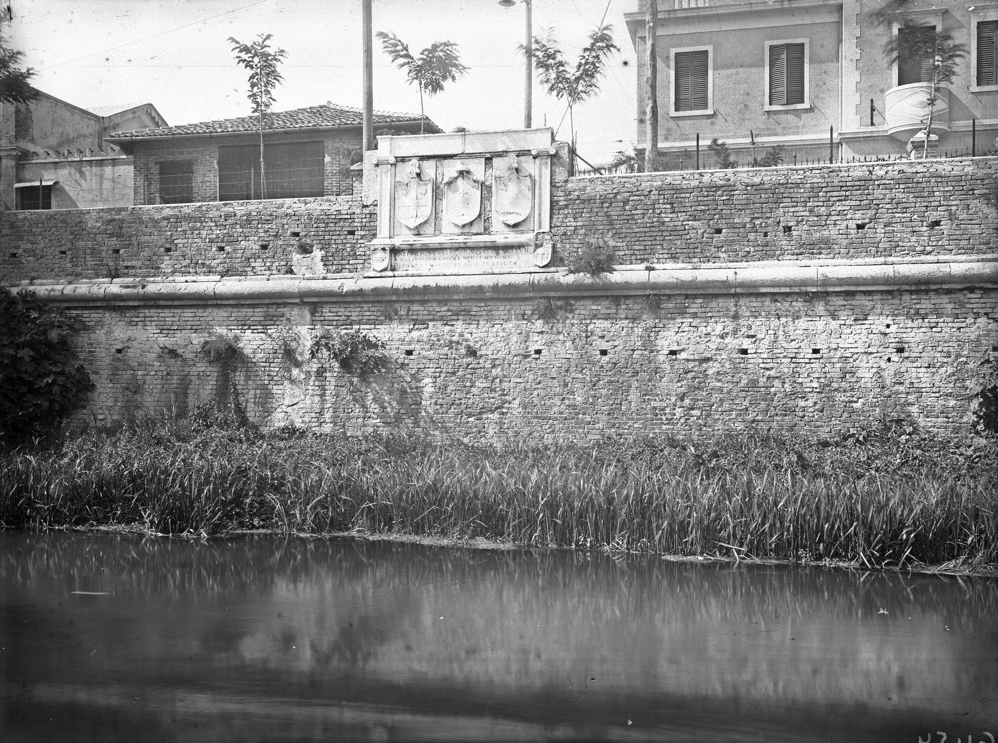 Treviso. Bastione, mura, leone, stemmi, la porta Altinia (negativo) di Gabinetto fotografico (XX)