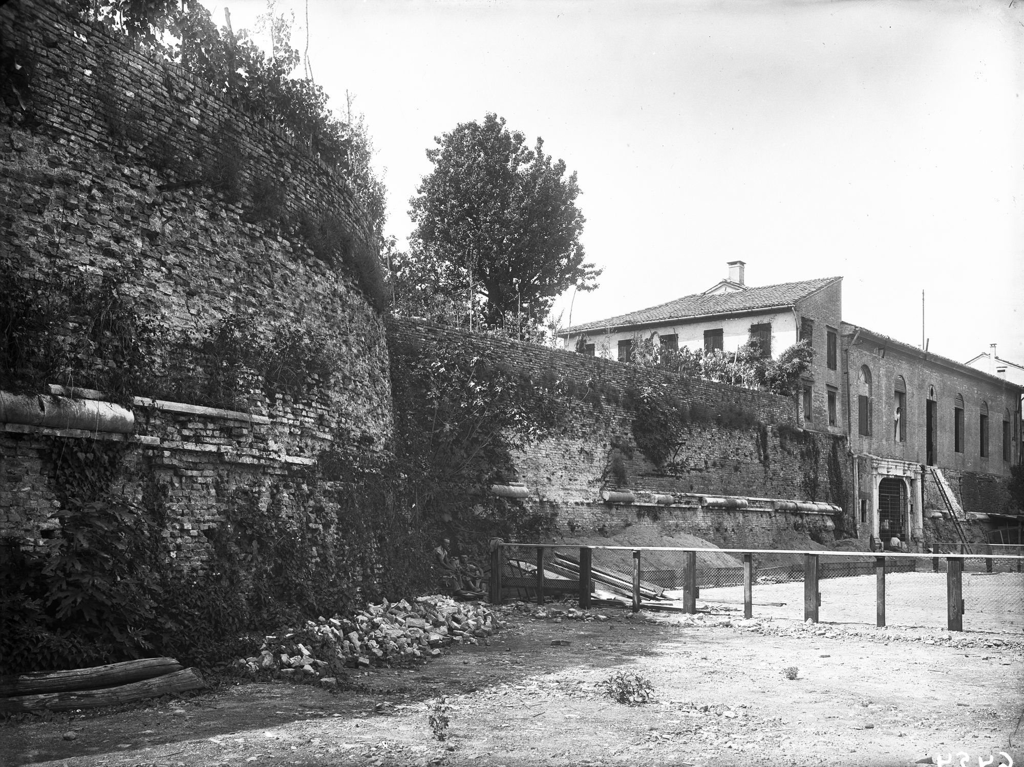 Treviso. Bastione, mura, leone, stemmi, la porta Altinia (negativo) di Gabinetto fotografico (XX)