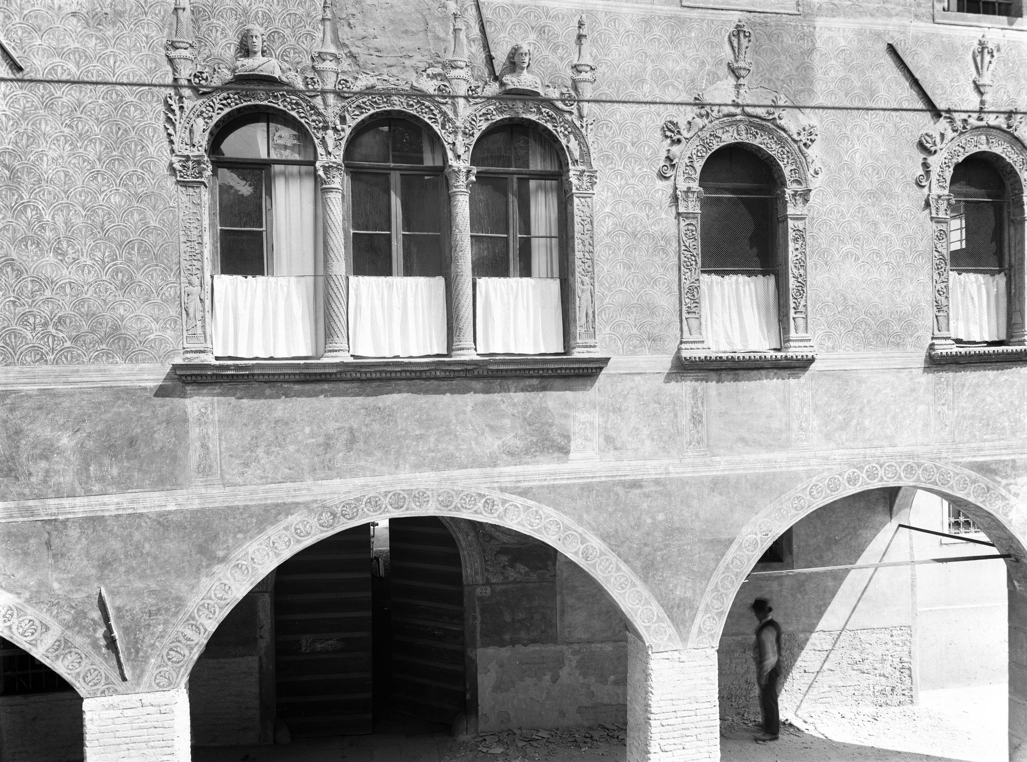 Casa lombardesca in via B. Pellegrino. Aspetti della facciata e del piano terra (negativo) di Gabinetto fotografico (XX)