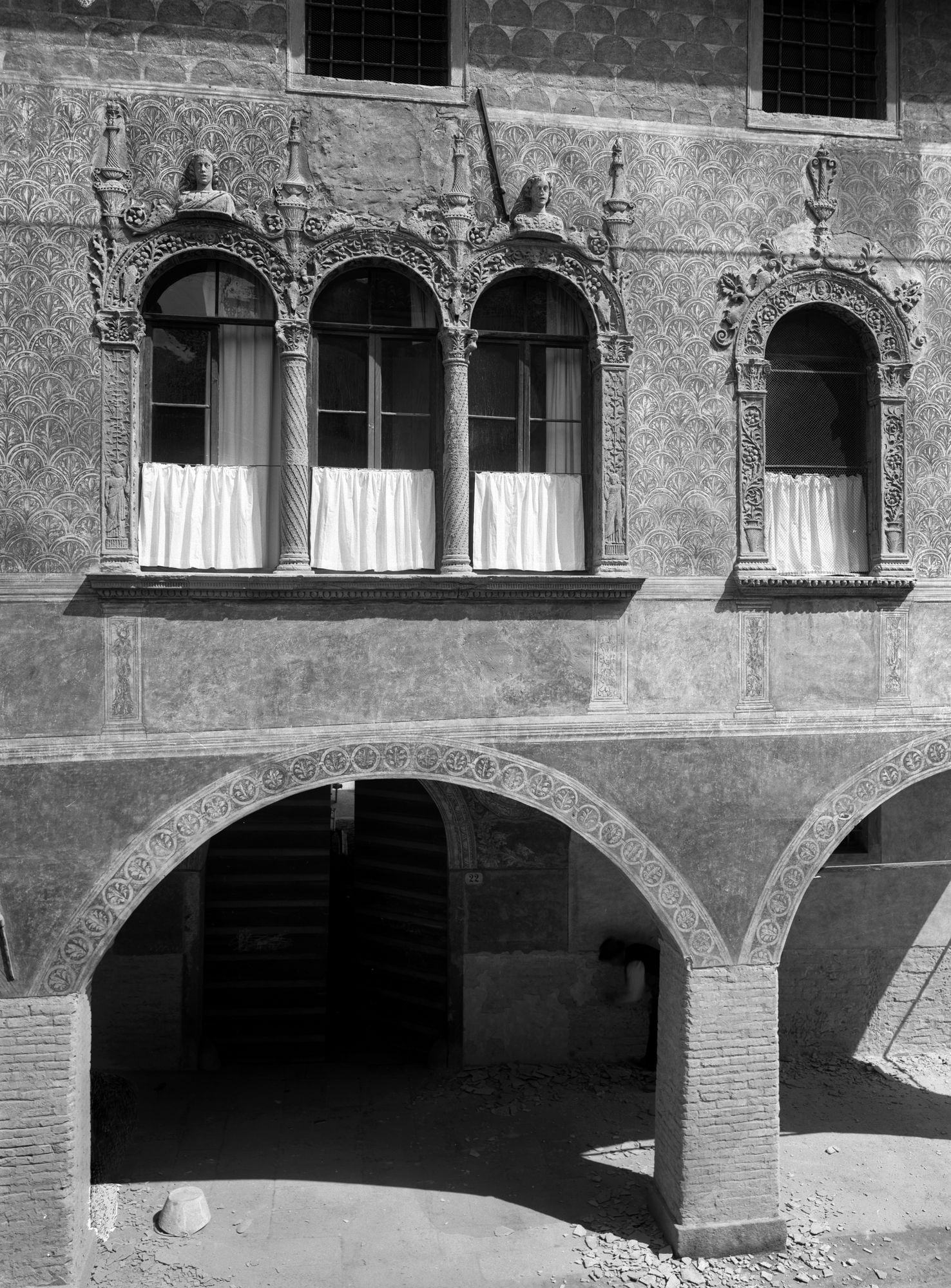 Casa lombardesca in via B. Pellegrino. Aspetti della facciata e del piano terra (negativo) di Gabinetto fotografico (XX)