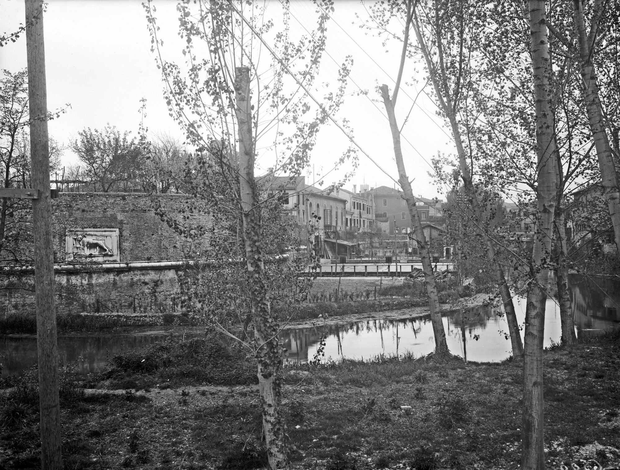 Il Sile fra la riviera e la porta Altinia con le mura e bastione (negativo) di Gabinetto fotografico (XX)