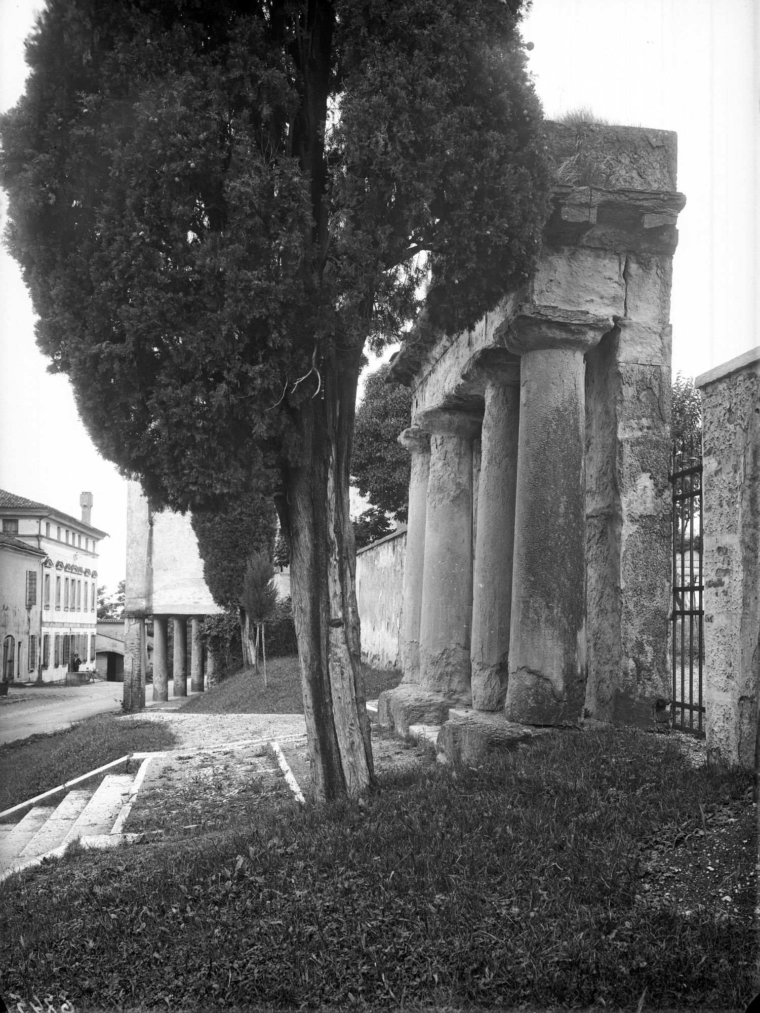 Montebelluna. Duomo. Portale del cimitero (negativo) di Gabinetto fotografico (XX)