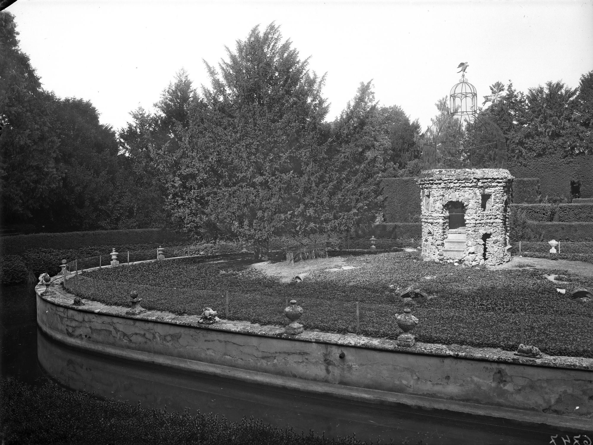 Giardino della villa Donà dalle Rose, ora Sagrè a Valsanzibio. Vari aspetti del giardino e del filiare di cipressi in fronte al cancello di accesso (negativo) di Gabinetto fotografico (XX)