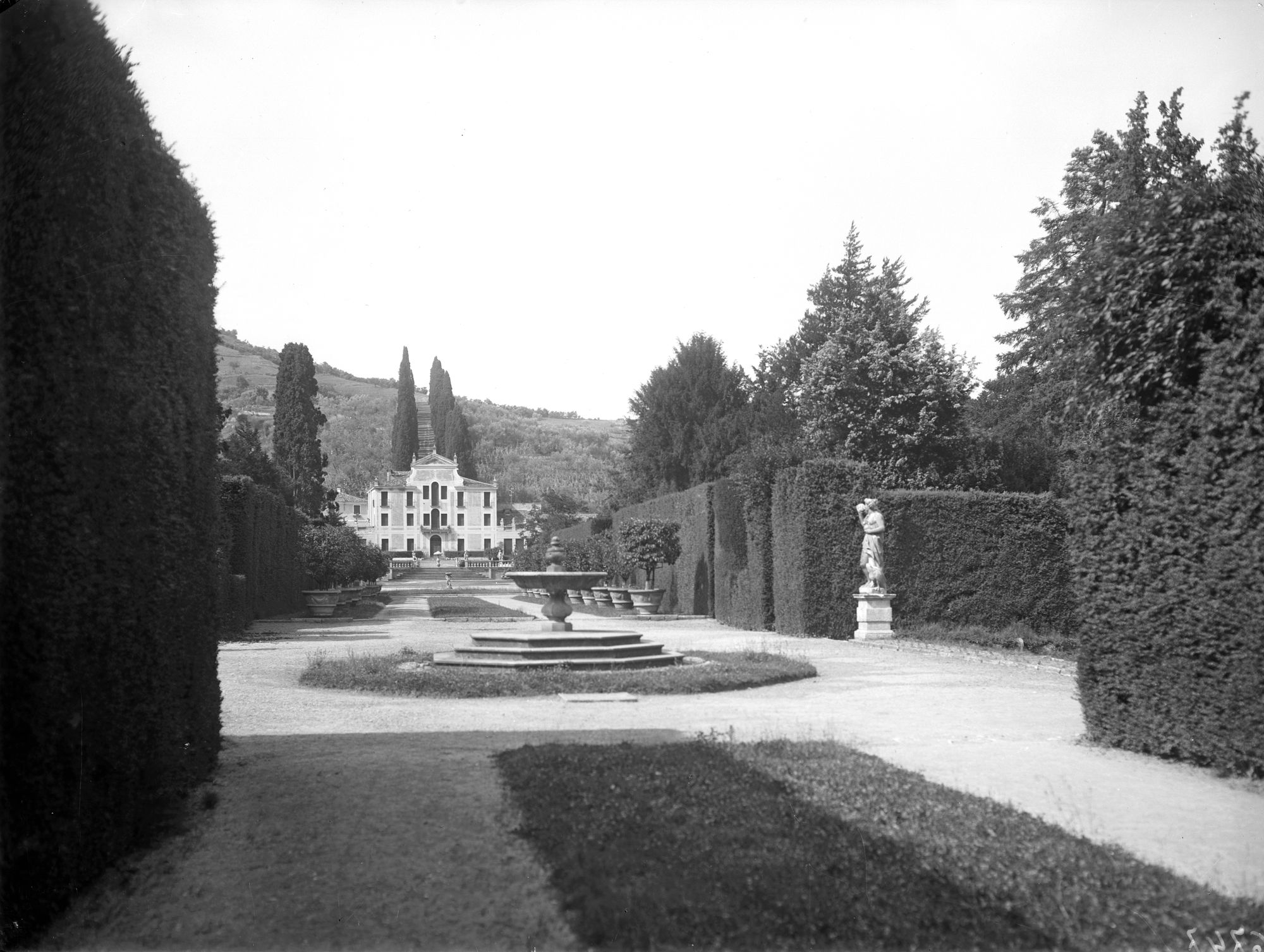 Giardino della villa Donà dalle Rose, ora Sagrè a Valsanzibio. Vari aspetti del giardino e del filiare di cipressi in fronte al cancello di accesso (negativo) di Gabinetto fotografico (XX)