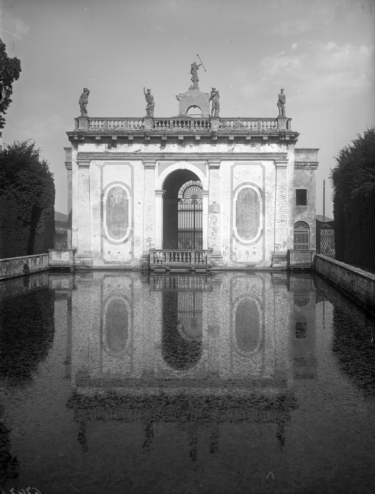 Giardino della villa Donà dalle Rose, ora Sagrè a Valsanzibio. Vari aspetti del giardino e del filiare di cipressi in fronte al cancello di accesso (negativo) di Gabinetto fotografico (XX)