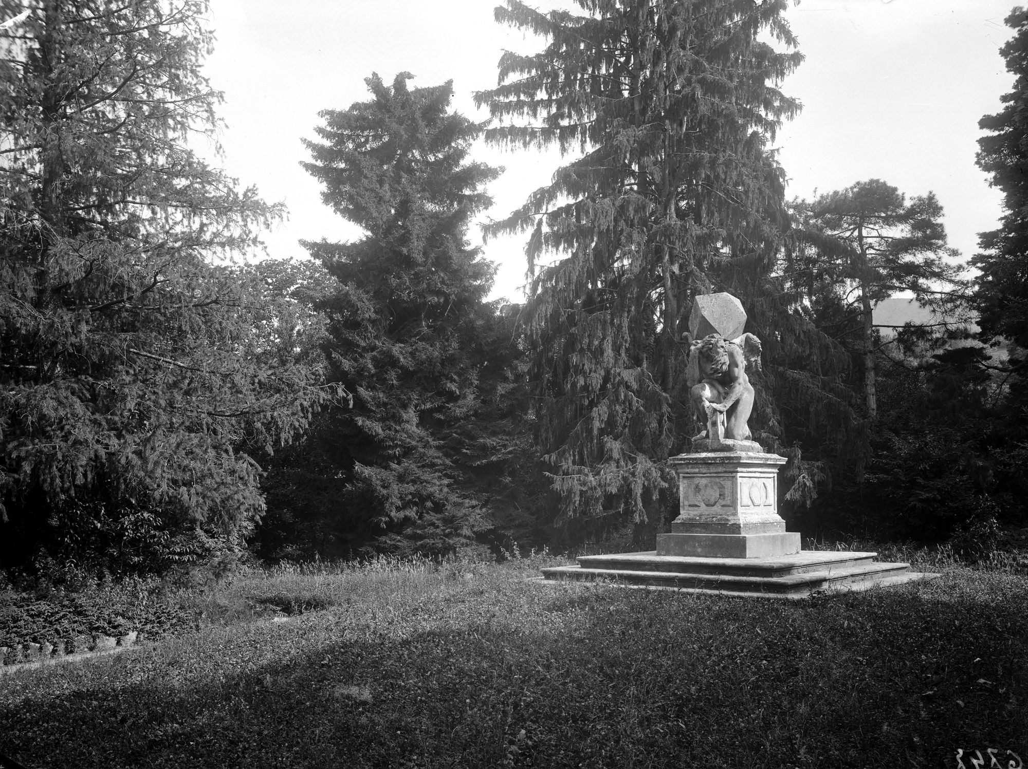 Giardino della villa Donà dalle Rose, ora Sagrè a Valsanzibio. Vari aspetti del giardino e del filiare di cipressi in fronte al cancello di accesso (negativo) di Gabinetto fotografico (XX)