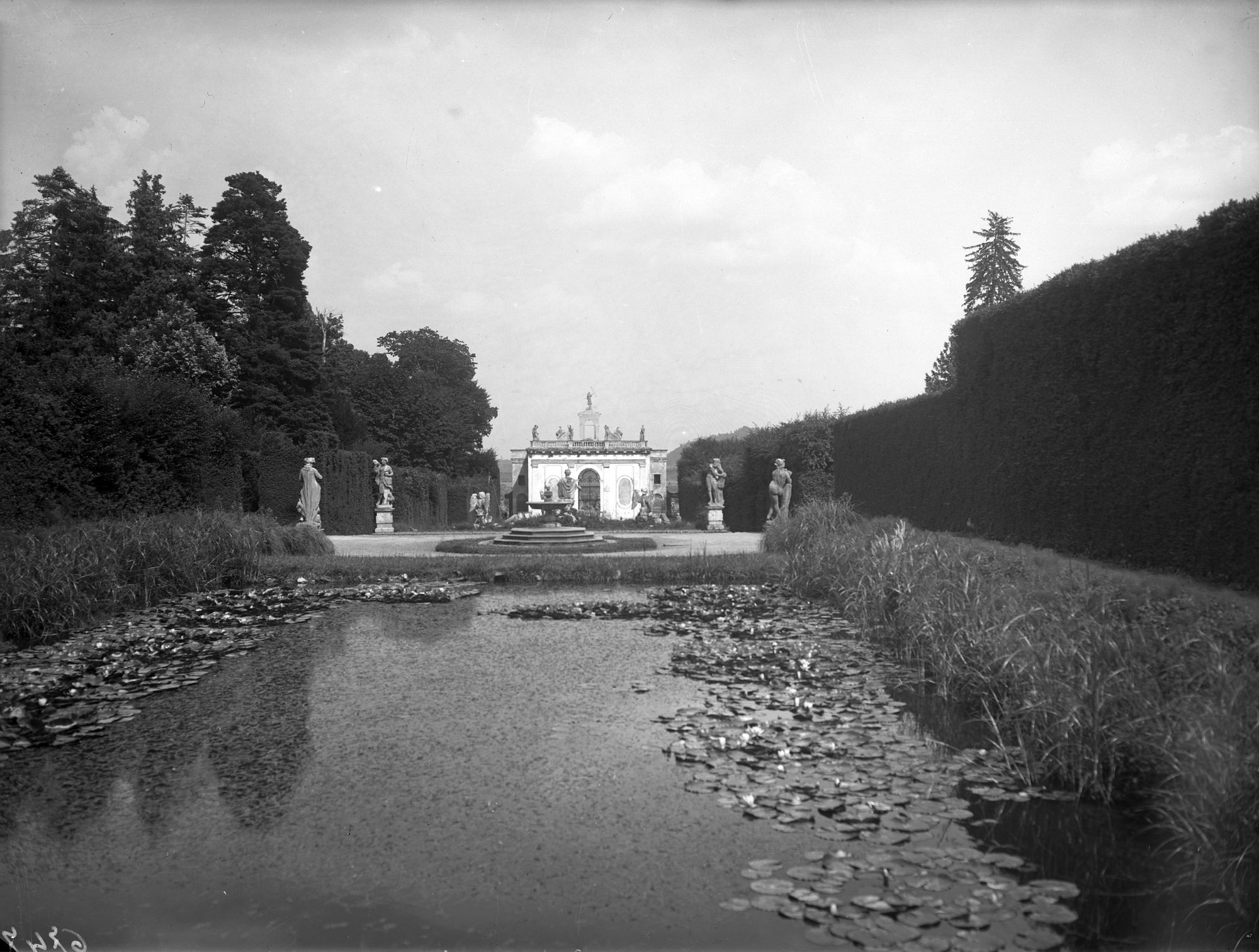 Giardino della villa Donà dalle Rose, ora Sagrè a Valsanzibio. Vari aspetti del giardino e del filiare di cipressi in fronte al cancello di accesso (negativo) di Gabinetto fotografico (XX)