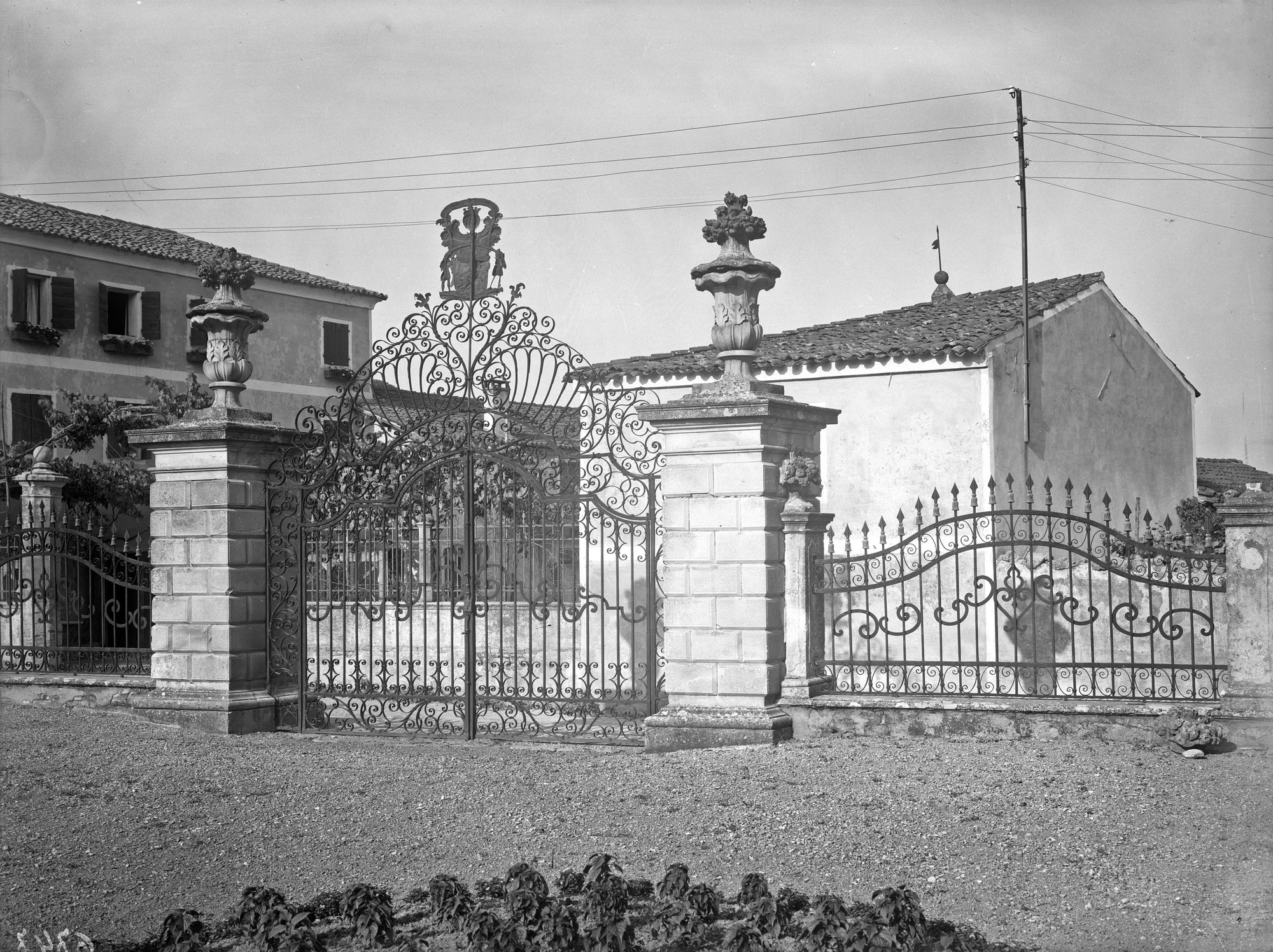 Giardino della villa Donà dalle Rose, ora Sagrè a Valsanzibio. Vari aspetti del giardino e del filiare di cipressi in fronte al cancello di accesso (negativo) di Gabinetto fotografico (XX)