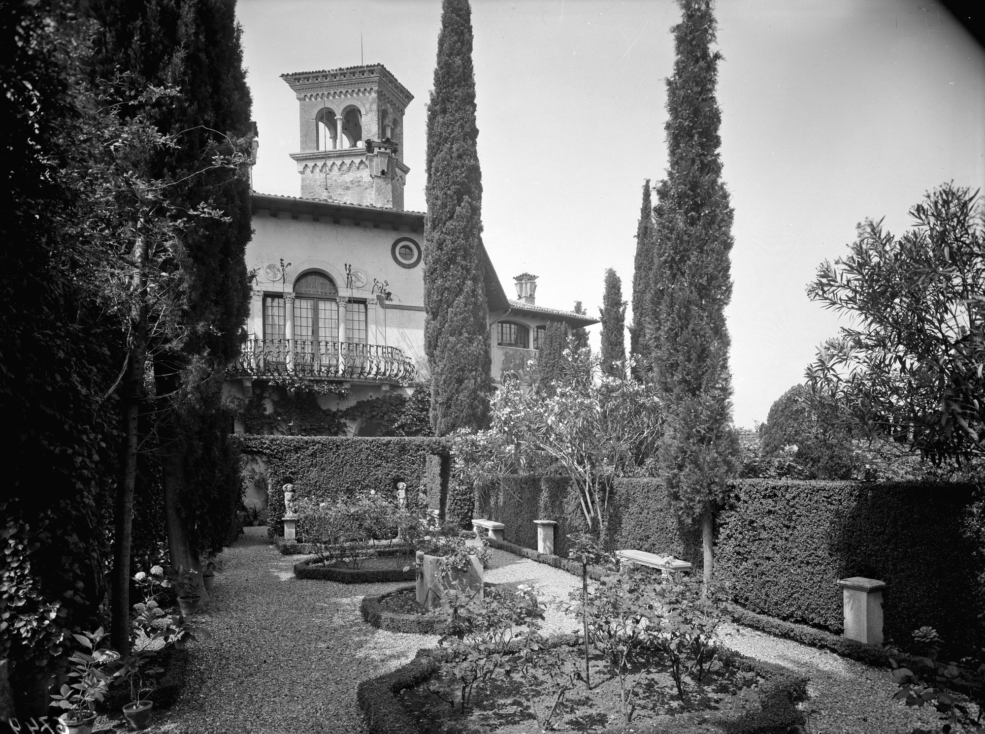 Asolo. Villa Beeck. Vari aspetti della villa Beeck (negativo) di Gabinetto fotografico (XX)