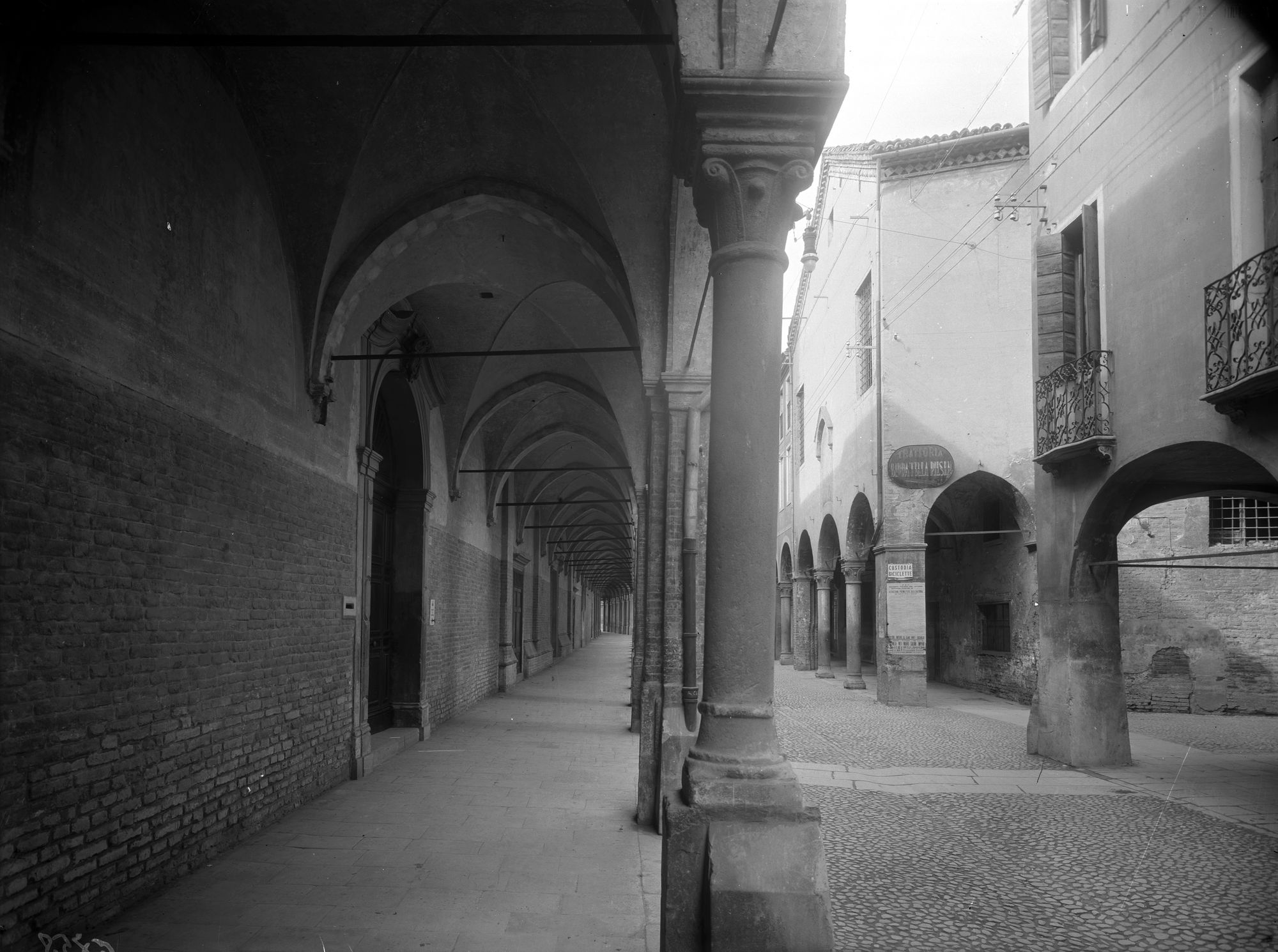 Ex Capitolo della Carità. Vedute dell'esterno e della sala (negativo) di Gabinetto fotografico (XX)