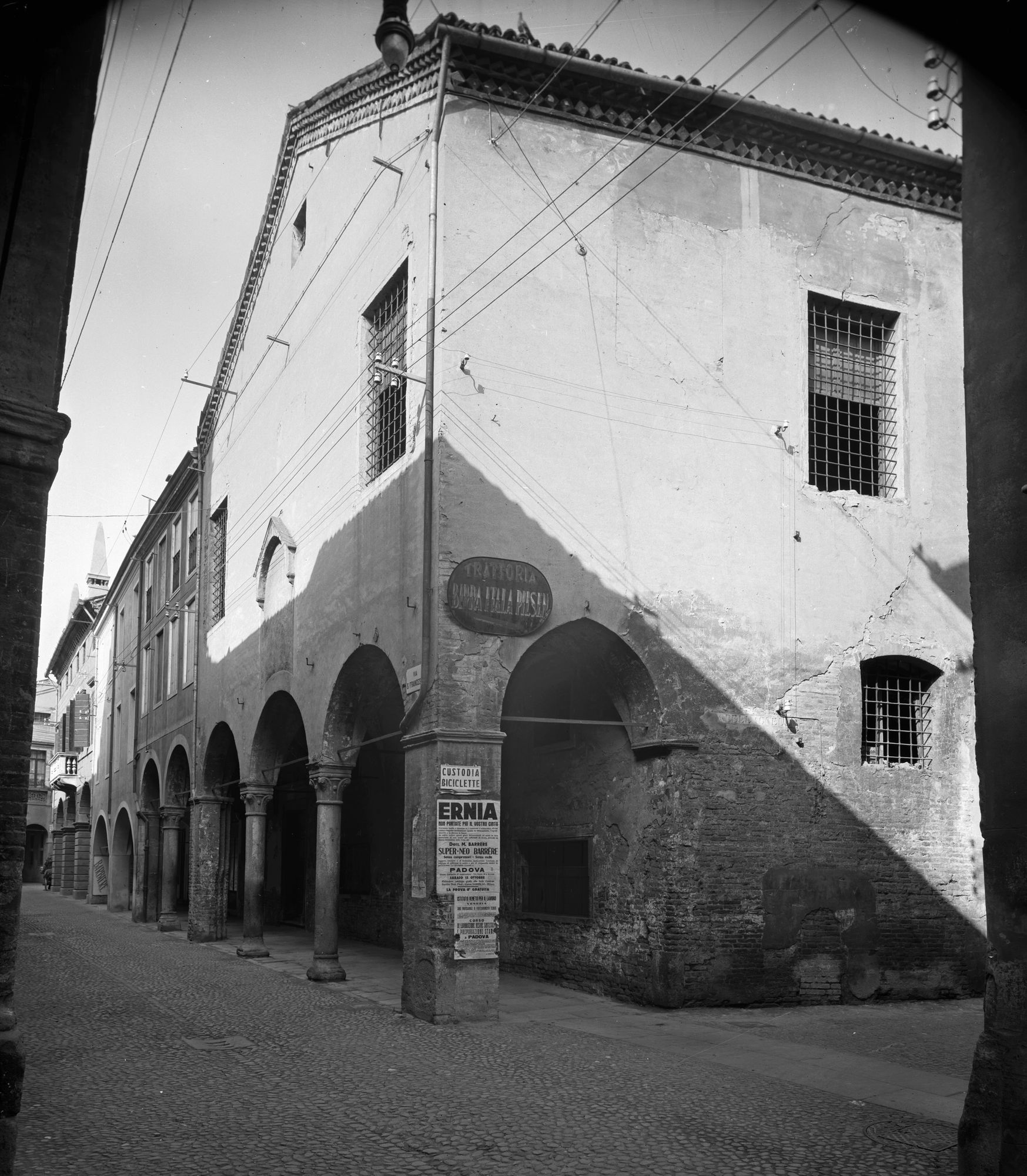 Ex Capitolo della Carità. Vedute dell'esterno e della sala (negativo) di Gabinetto fotografico (XX)