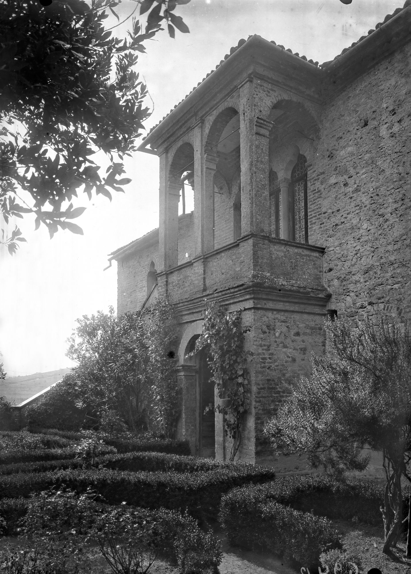 Arquà Petrarca. Loggia della casa del Petrarca (negativo) di Gabinetto fotografico (XX)