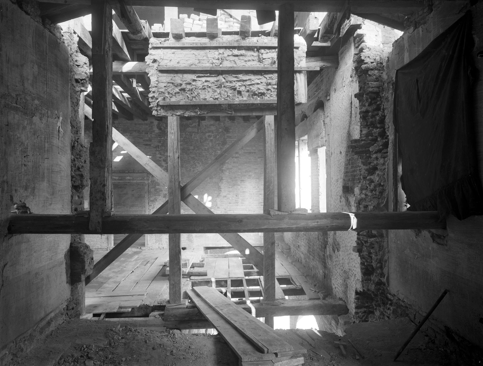 Casa Folco. Condizioni statiche dei muri interni e durante i lavori di restauro (negativo) di Gabinetto fotografico (XX)