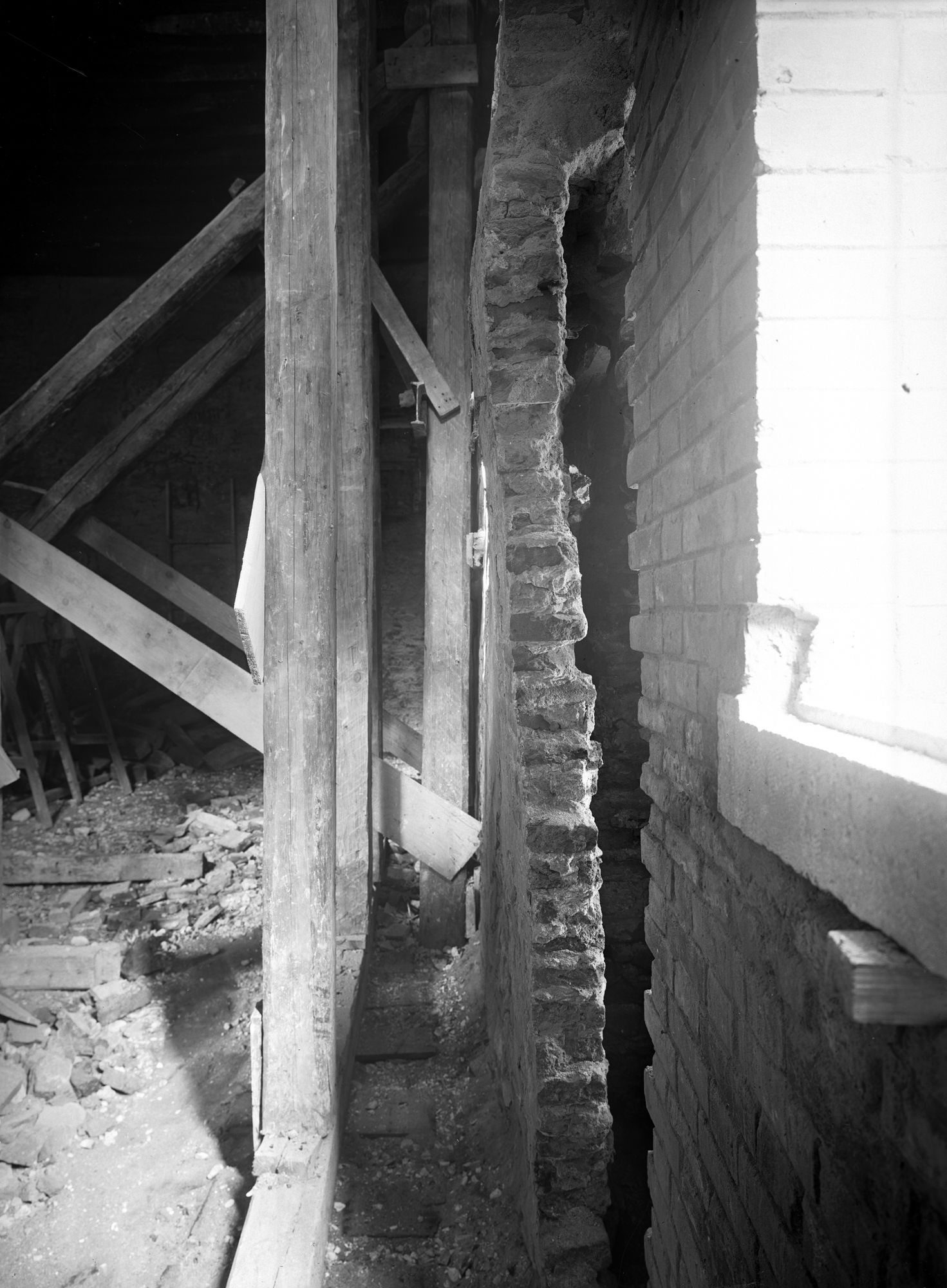 Casa Folco. Condizioni statiche dei muri interni e durante i lavori di restauro (negativo) di Gabinetto fotografico (XX)