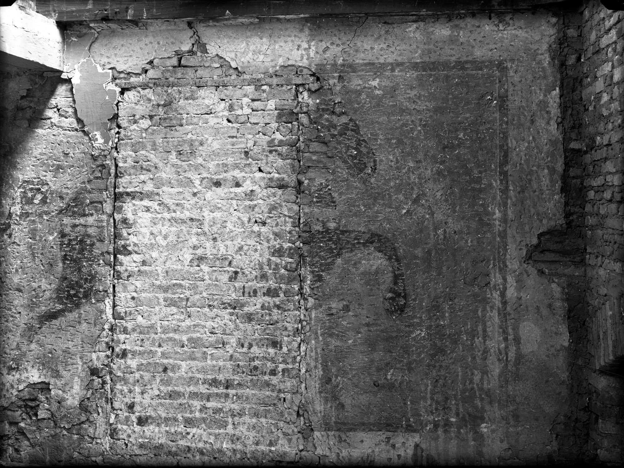 Via Diaz. Traccie di decorazione romanica dell'atrio dello stabile n. 26-30 (negativo) di Gabinetto fotografico (XX)