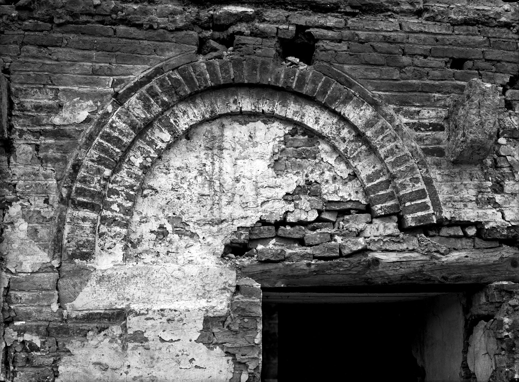 Via Regina Margherita. Arco della porta della torre (negativo) di Gabinetto fotografico (XX)