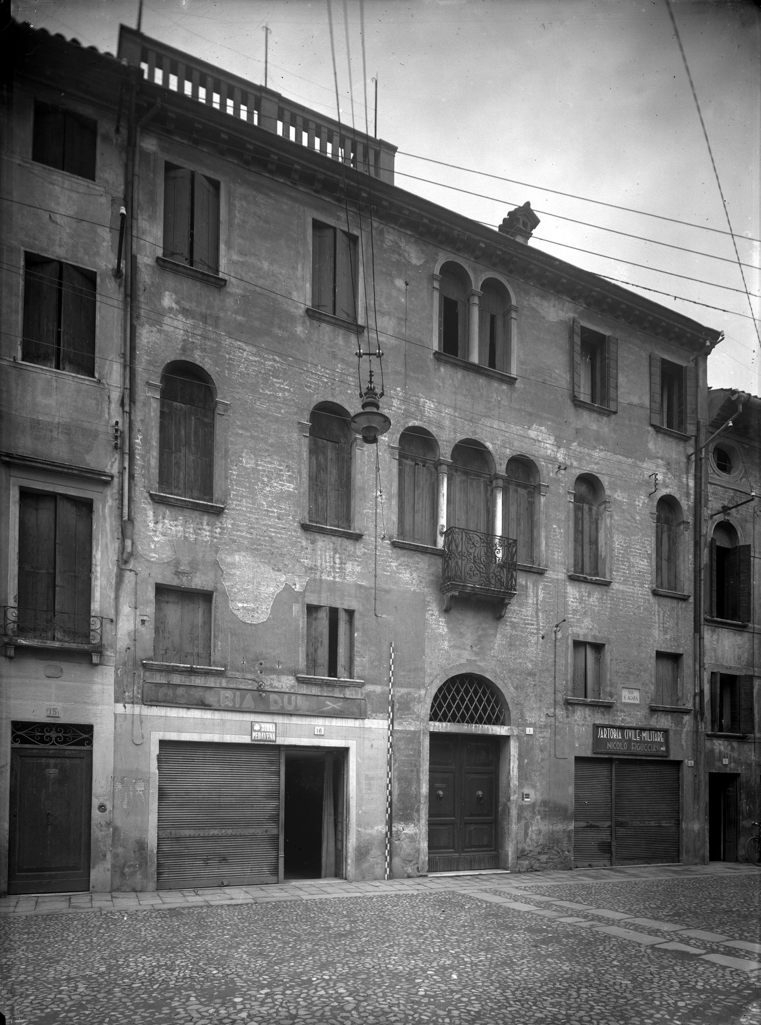 Via Sant'Agata n.1. Facciata (negativo) di Gabinetto fotografico (XX)