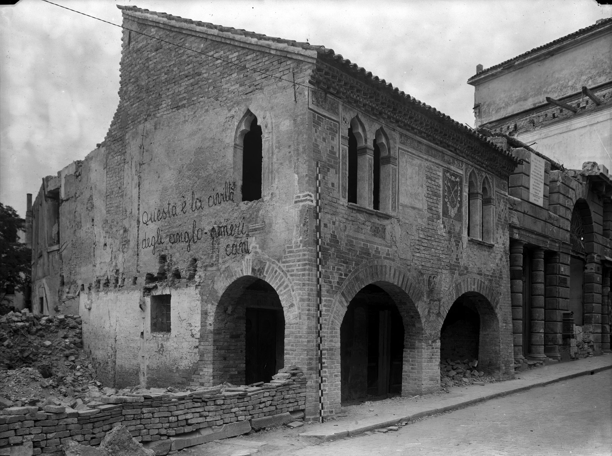 Via Canova. Casa Mandruzzato. L'esterno gotico dopo il restauro (negativo) di Gabinetto fotografico (XX)