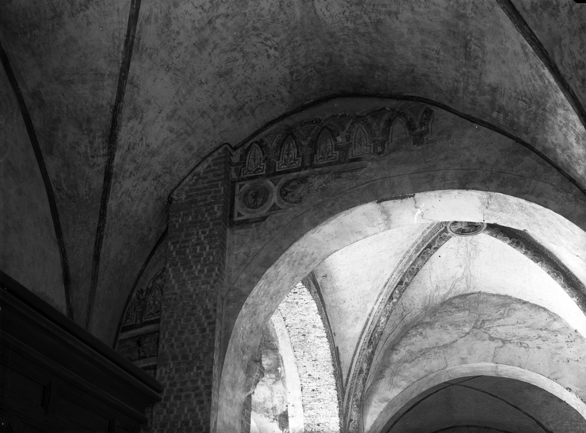Chiesa San Francesco. Avanzi della decorazione sopra l'arco della cappella Calandri (negativo) di Gabinetto fotografico (XX)