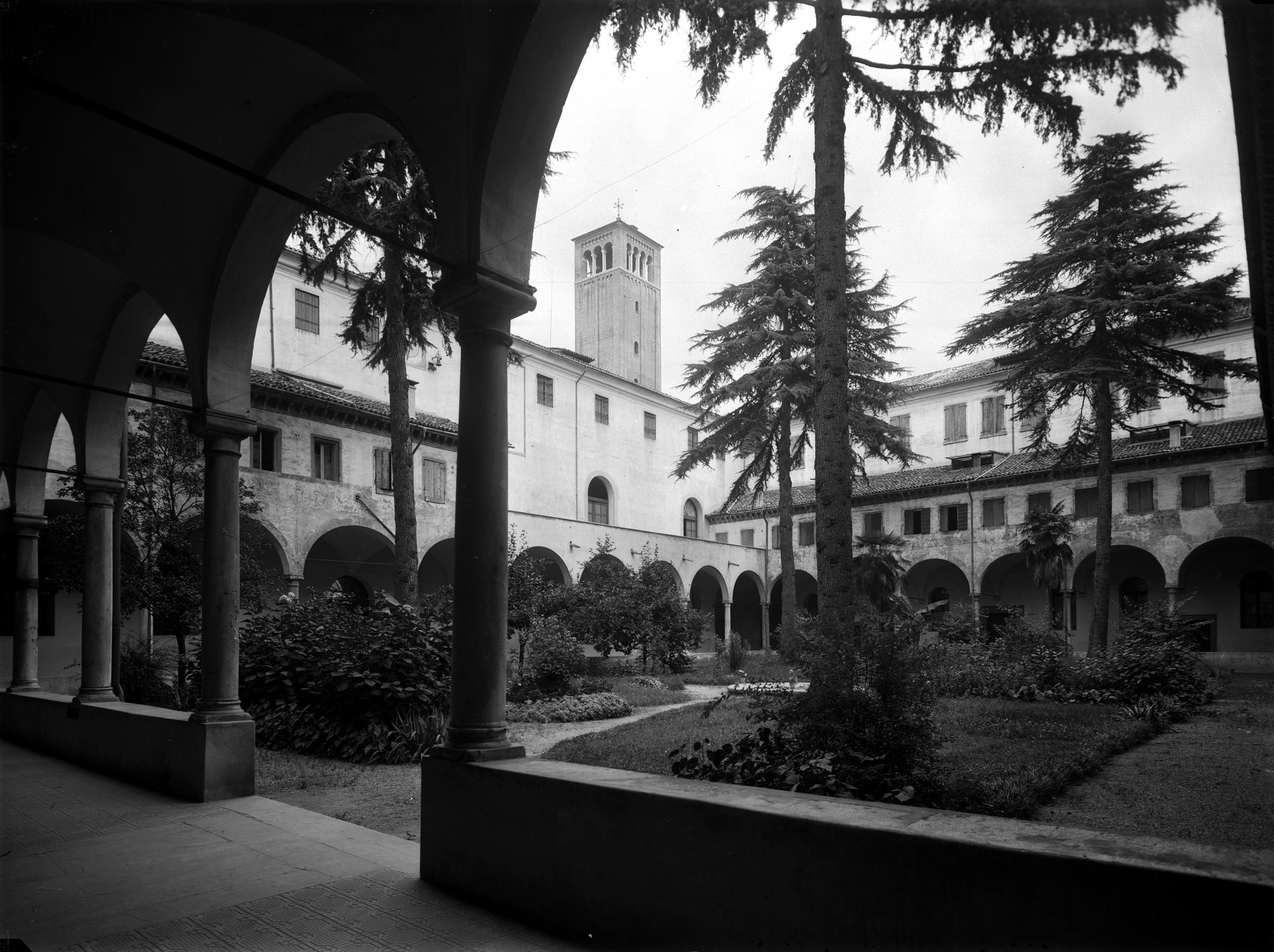 Chiesa San Nicolò. Chiostro del convento ora seminario (negativo) di Gabinetto fotografico (XX)