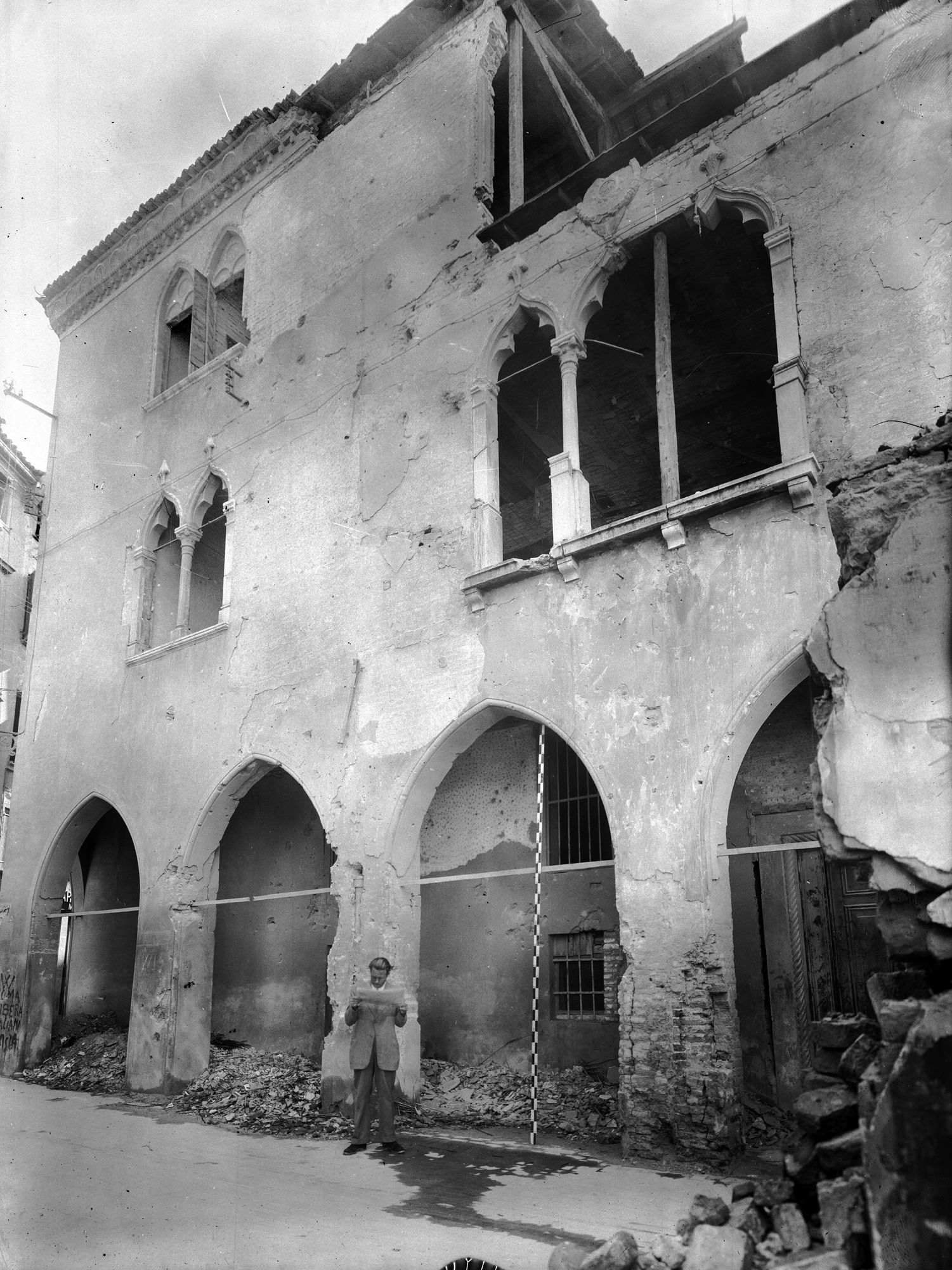 Casa in via Barberia. 25- 27. La facciata gotica danneggiata da bombardamenti (negativo) di Gabinetto fotografico (XX)