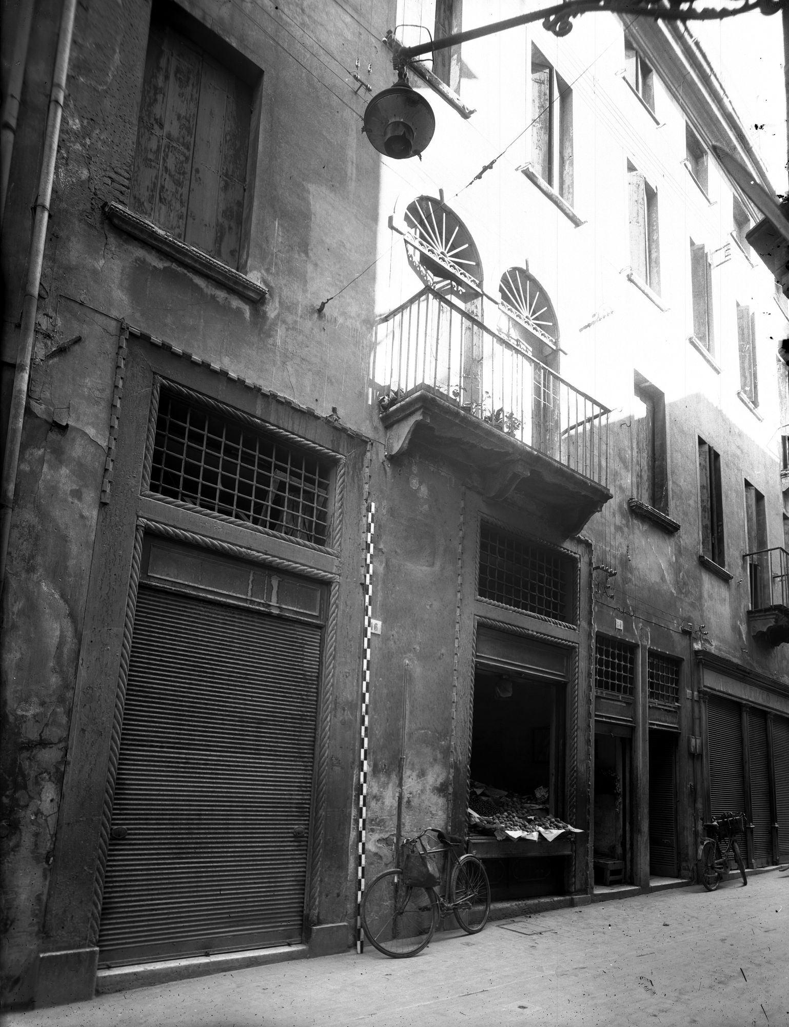 Casa in via Barberia 8-10-12-14-16. L'esterno (negativo) di Gabinetto fotografico (XX)