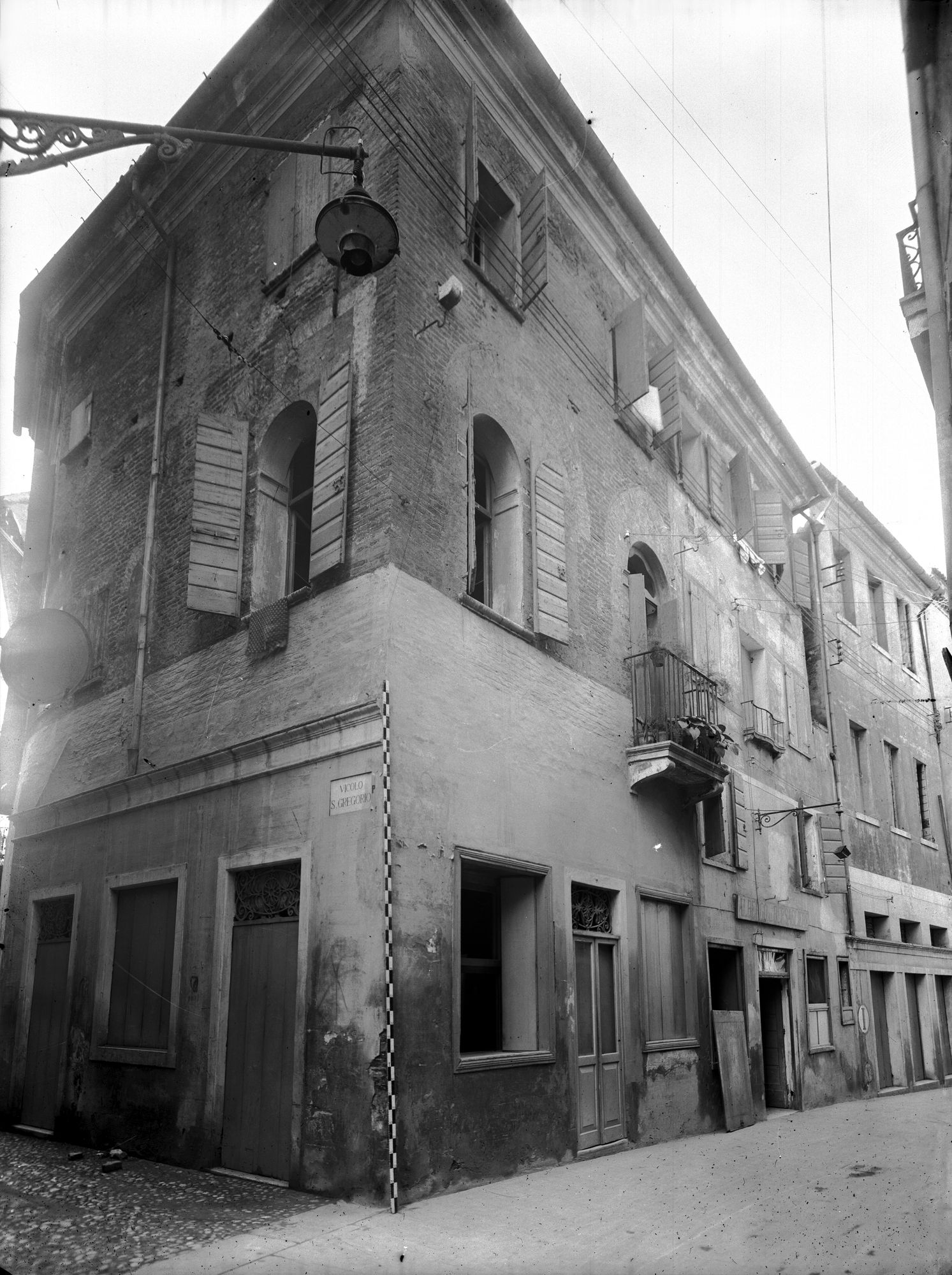 Casa in via Barberia 21. L'esterno (negativo) di Gabinetto fotografico (XX)