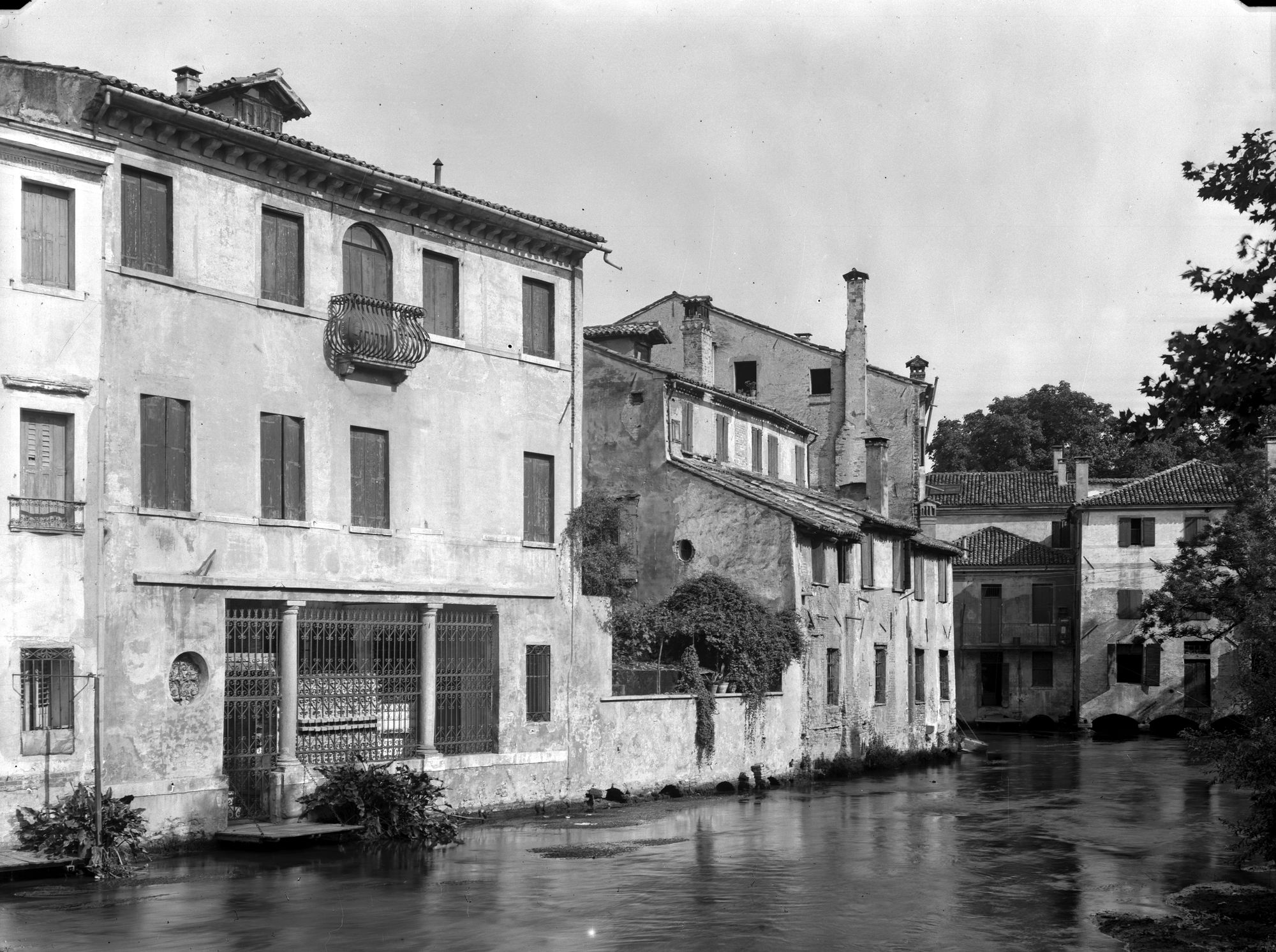 Ponte San Francesco. Case sul canale (negativo) di Gabinetto fotografico (XX)