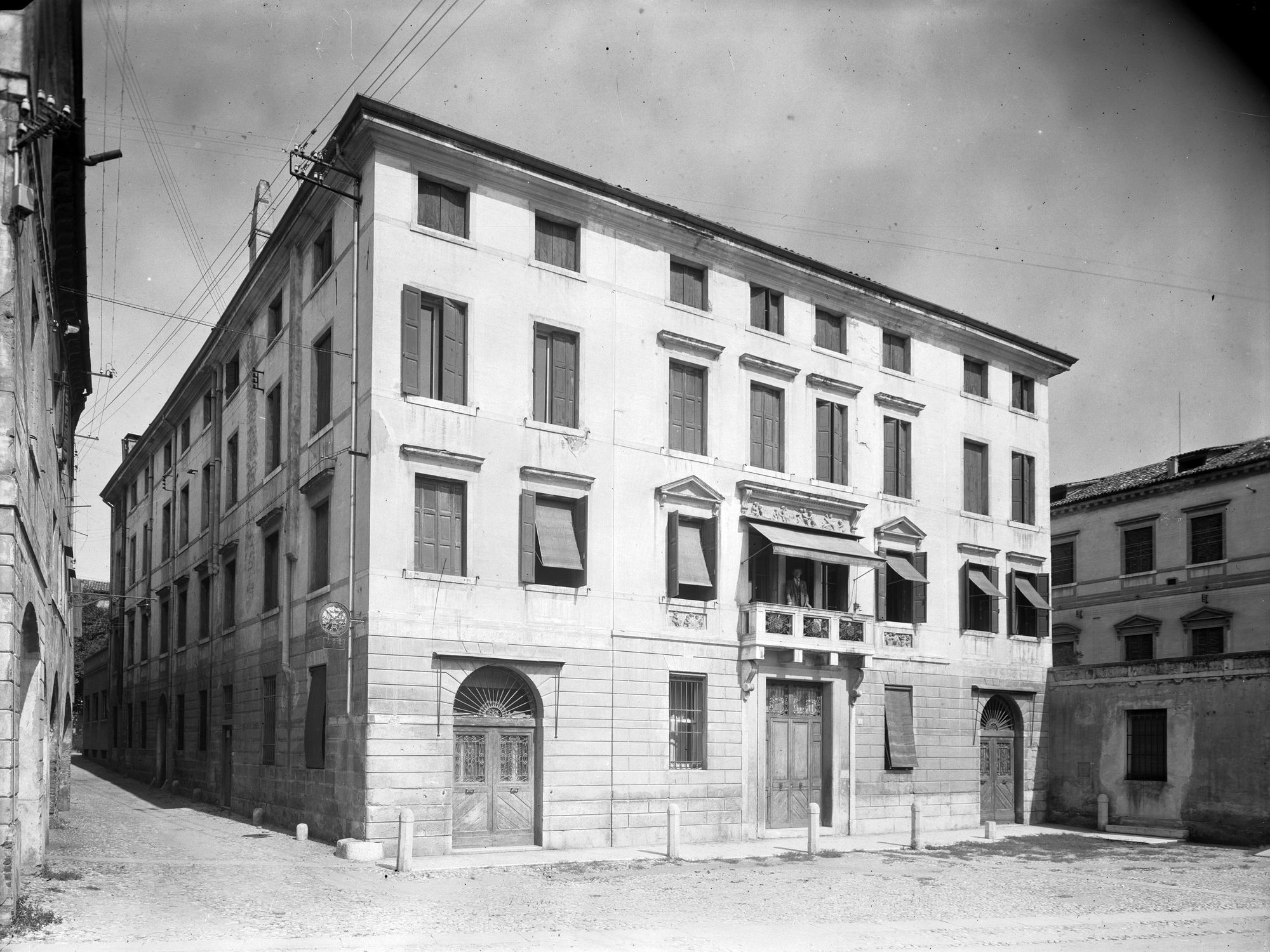 Casa Bortolan. Riviera Garibaldi 13. la facciata (negativo) di Gabinetto fotografico (XX)