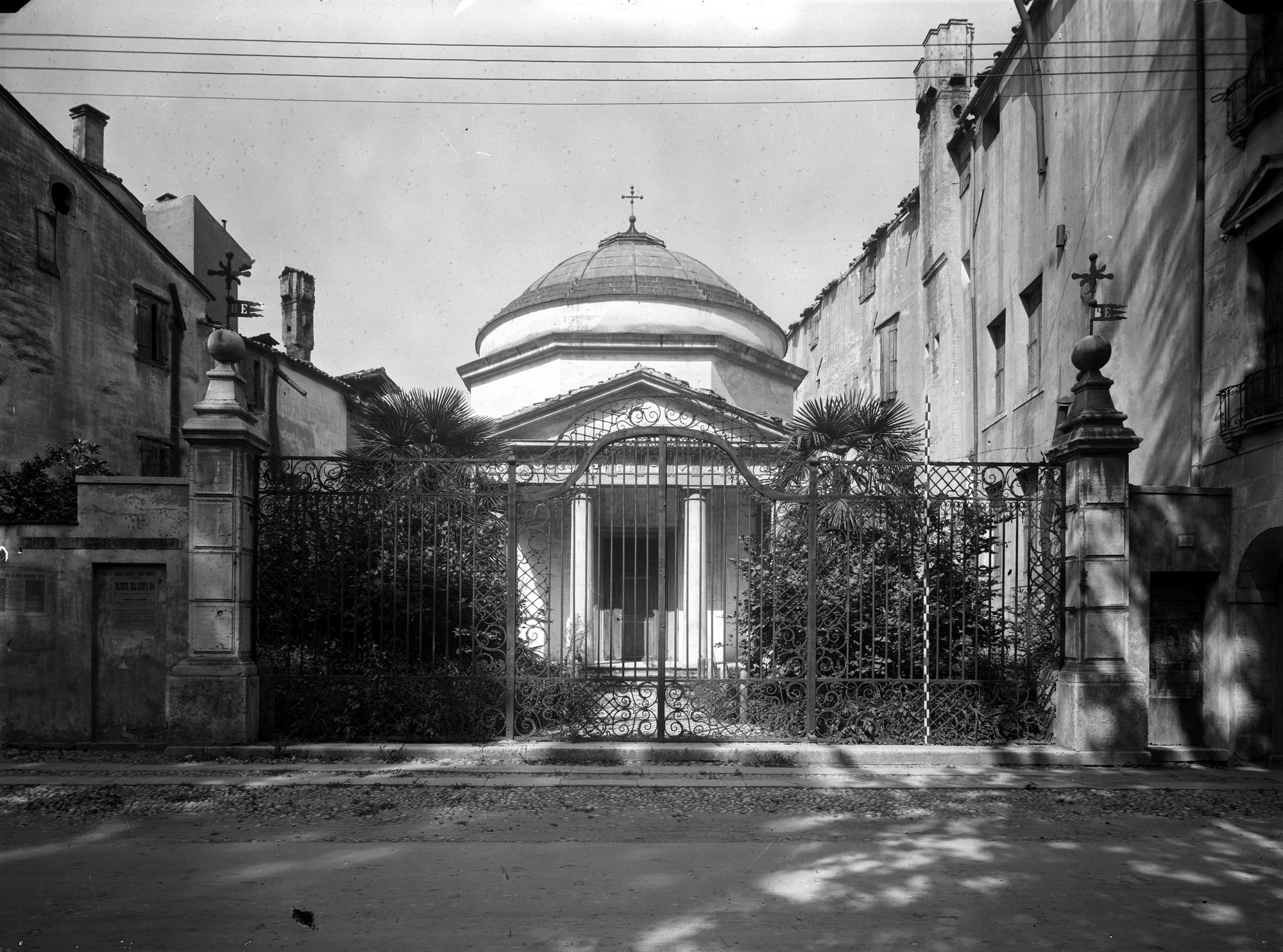 Chiesa del Beato Enrico. Facciata in forma di tempietto ( 1830 ) (negativo) di Gabinetto fotografico (XX)