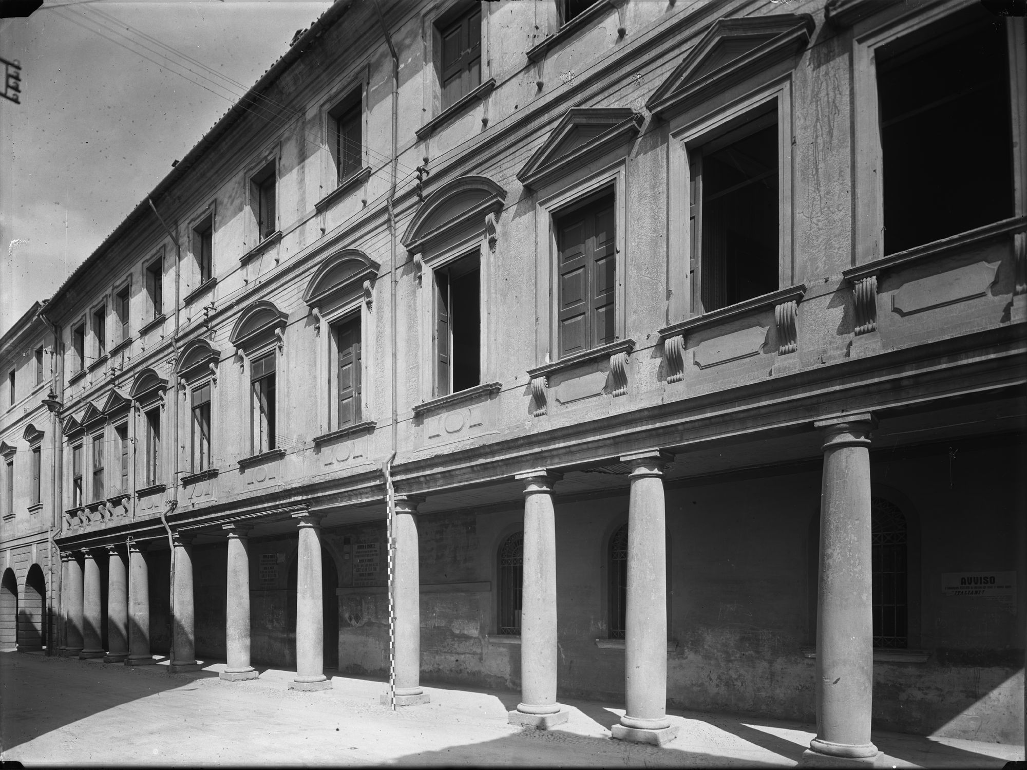 Via Carlo Alberto 39-41. Facciata del palazzo Barca Toscano (negativo) di Gabinetto fotografico (XX)