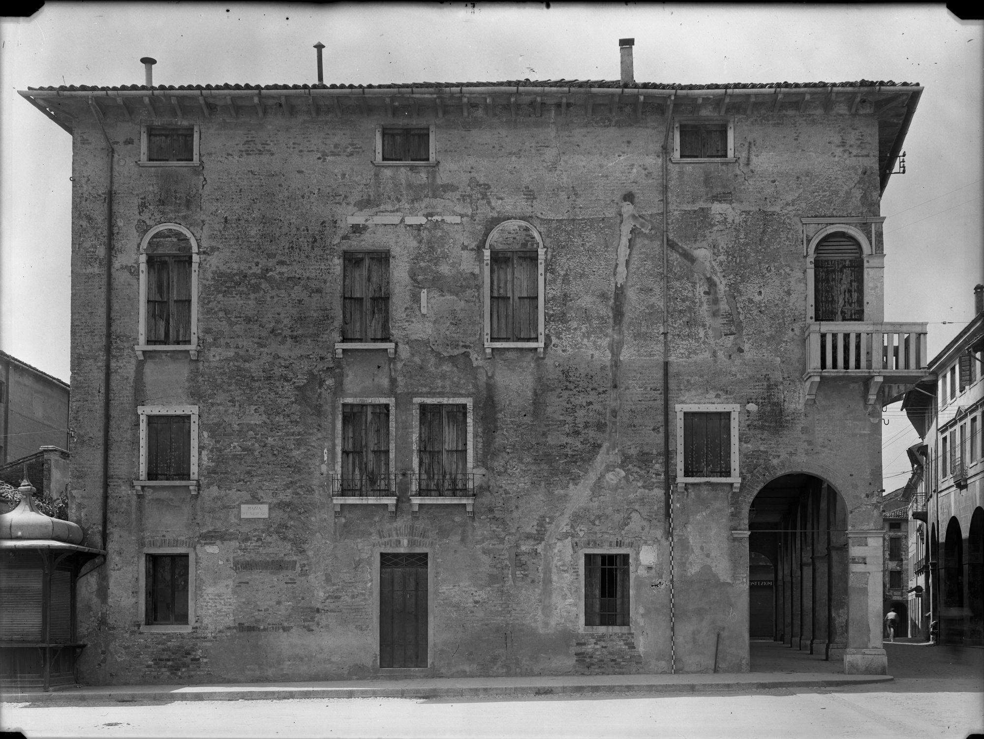 Via Sant' Agosino. Facciata della casa al n. 48 (negativo) di Gabinetto fotografico (XX)