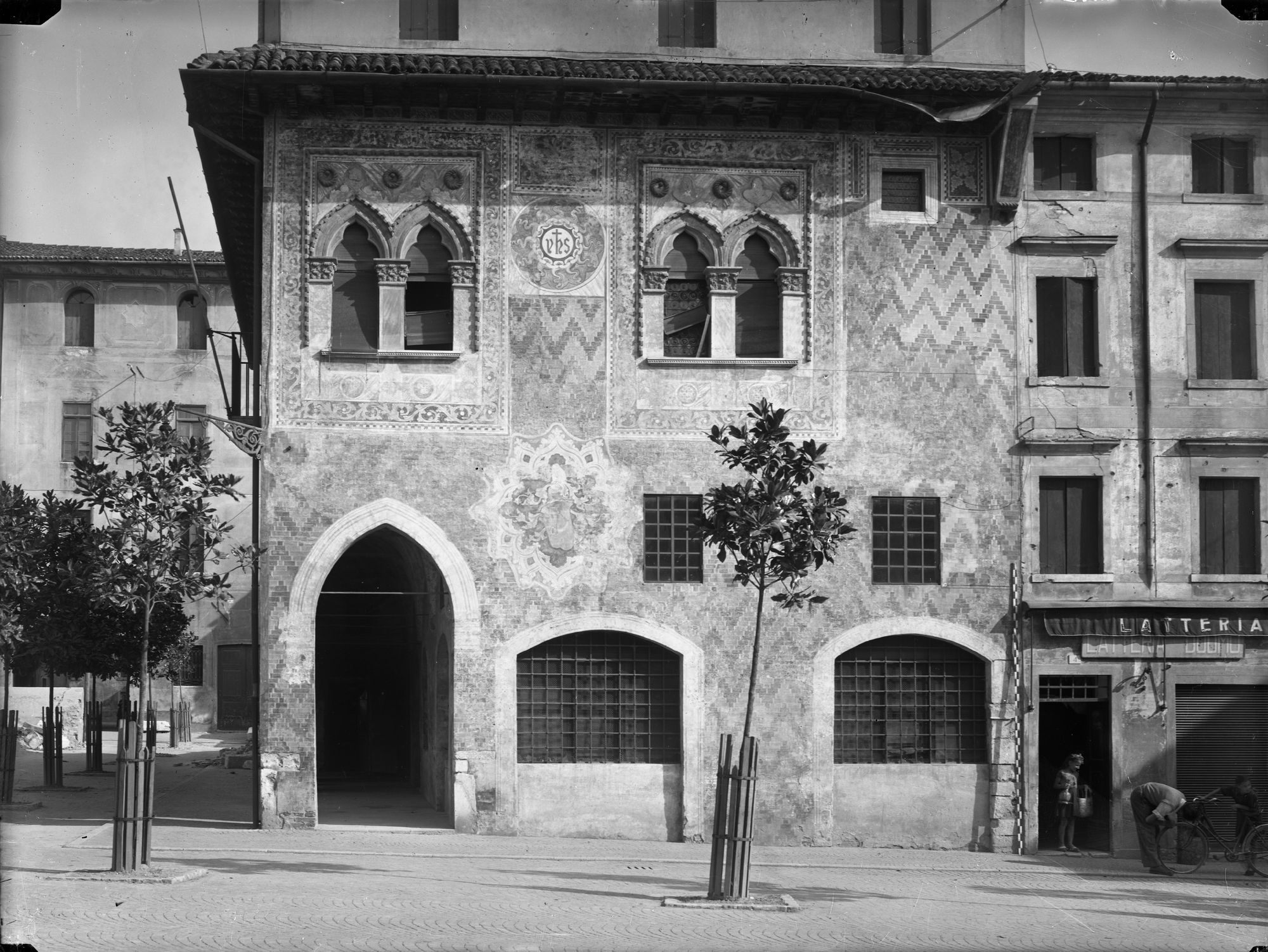 Piazza Duomo. Facciata casa gotica (negativo) di Gabinetto fotografico (XX)