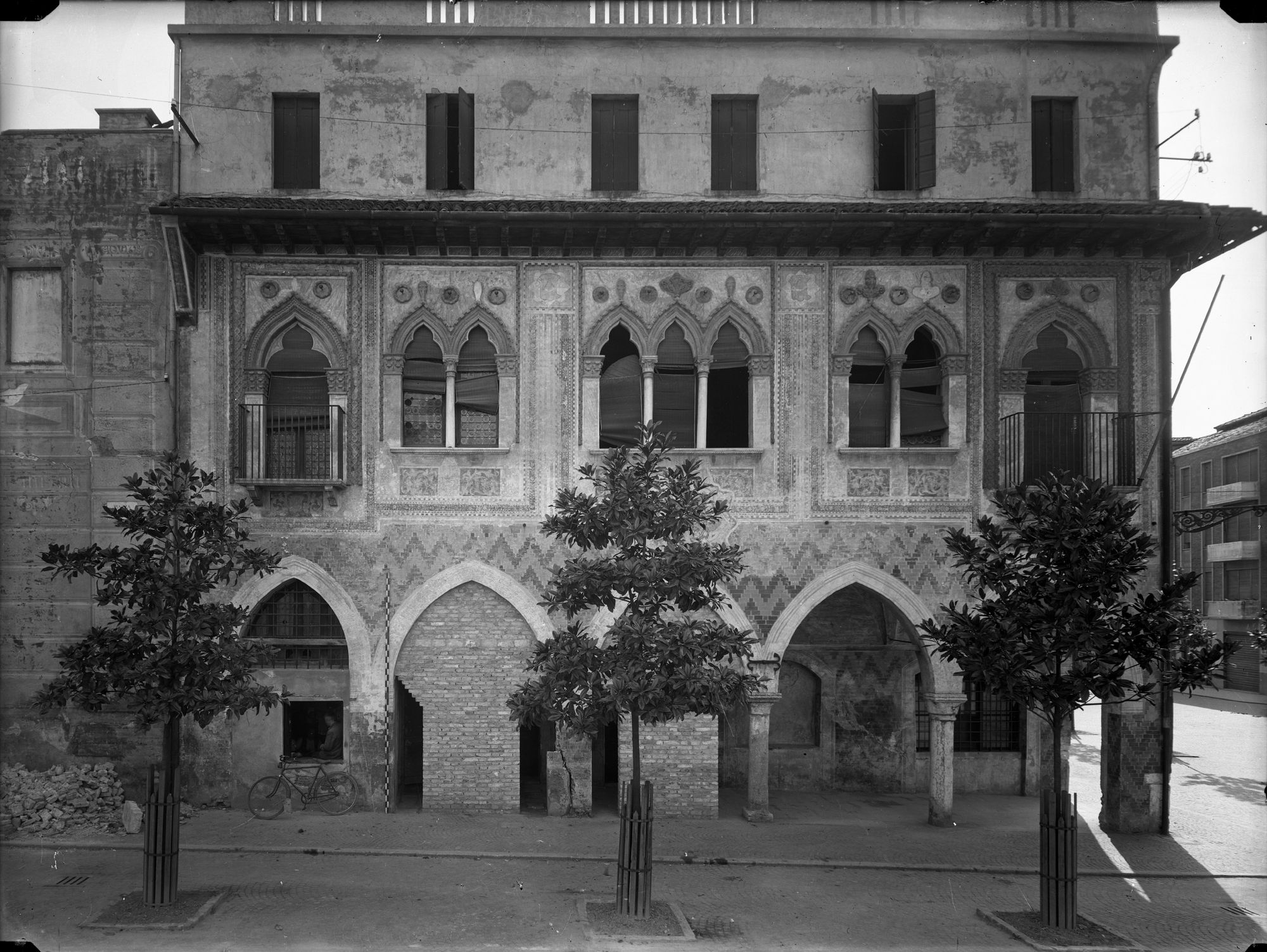 Piazza Duomo. Facciata casa gotica (negativo) di Gabinetto fotografico (XX)