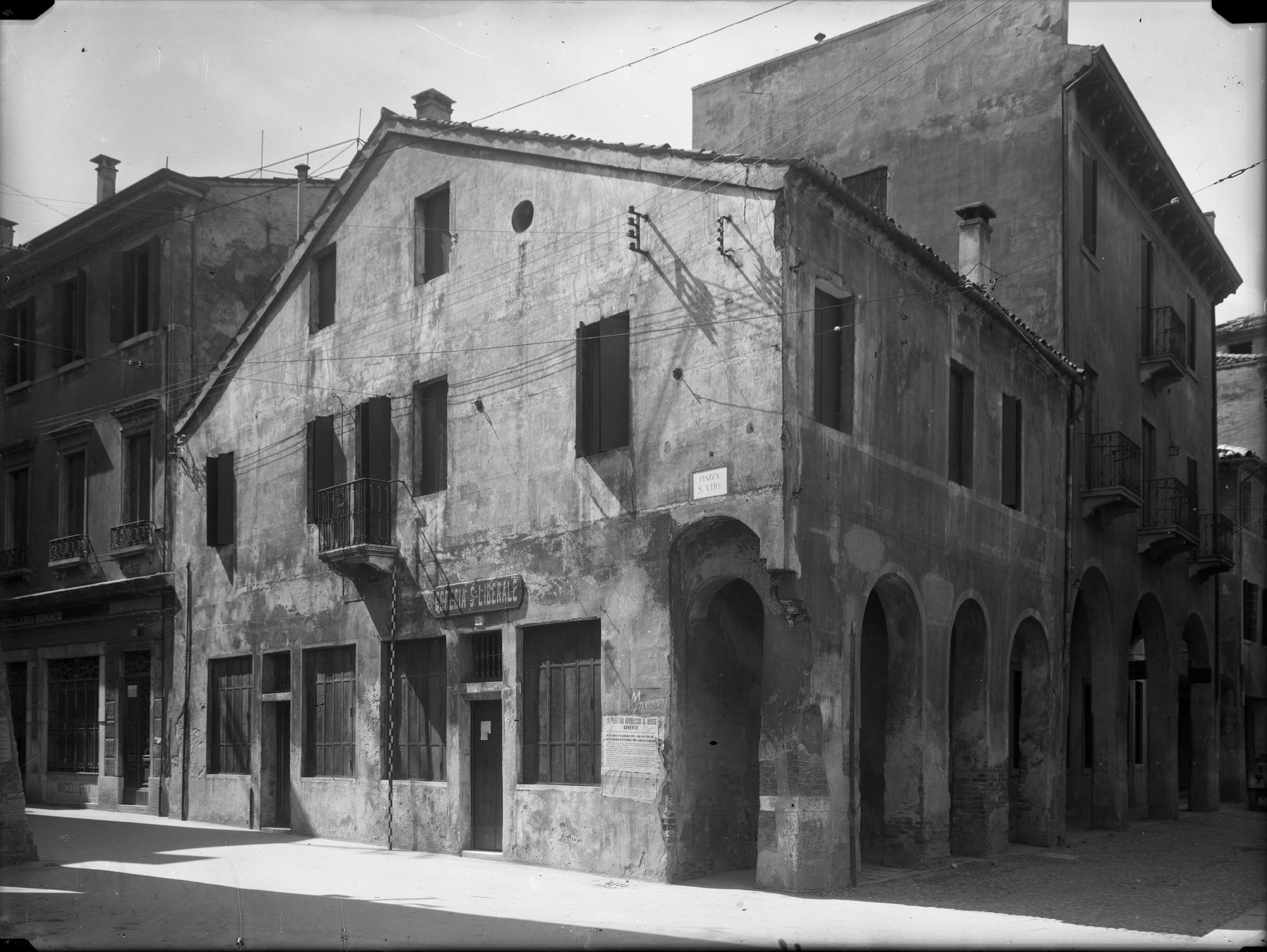 Piazza San Vito 7. Casa ogivale deturpata dall'intonaco (negativo) di Gabinetto fotografico (XX)