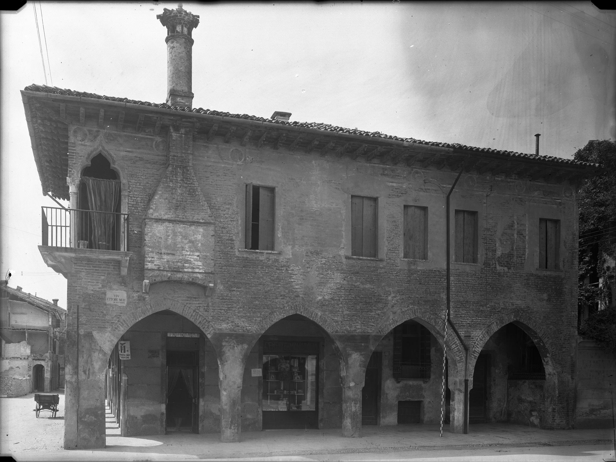 Via Carlo Alberto 70-71. Casa gotica (negativo) di Gabinetto fotografico (XX)